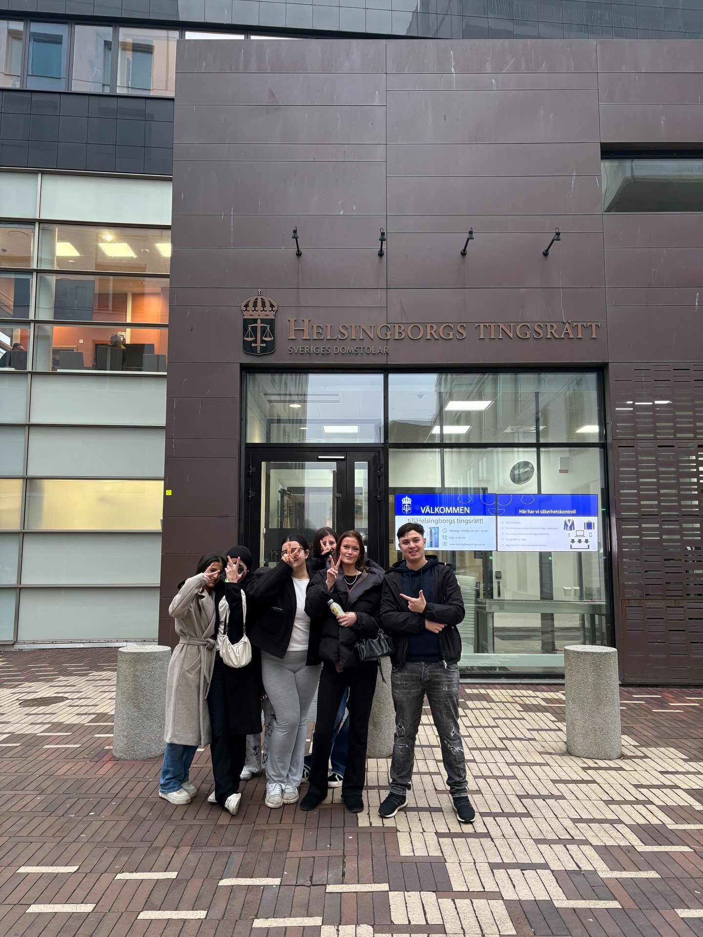 V&aring;ra elever som l&auml;ser svenska och samh&auml;llskunskap p&aring; Introduktionsprogrammet har ett &auml;mnes&ouml;verskridande arbete om lag och r&auml;tt och fick d&auml;rf&ouml;r f&ouml;lja med till tingsr&auml;tten och se flera olika r&au