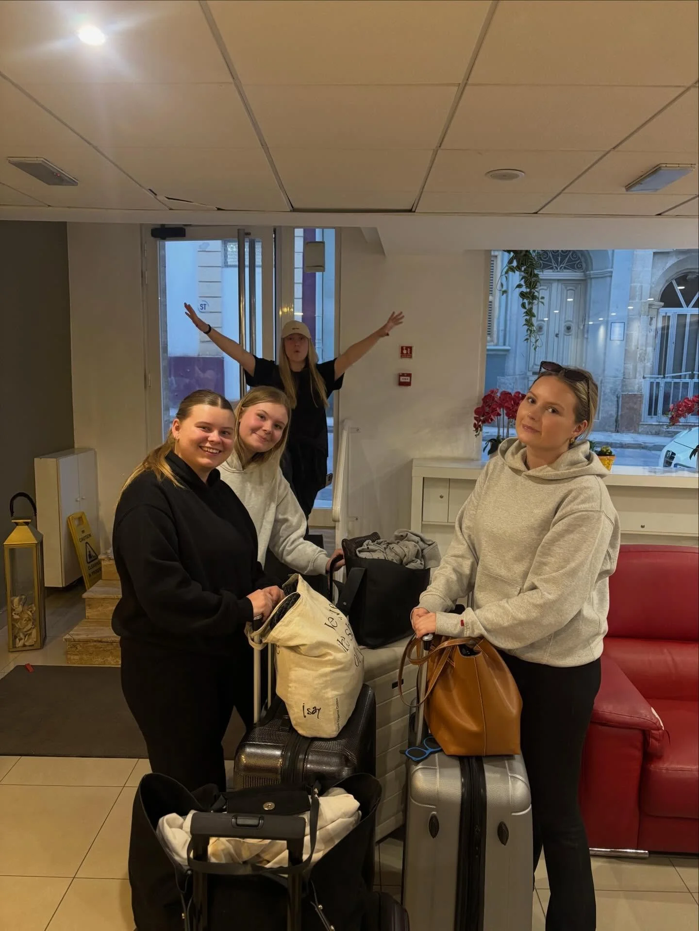 Nu &auml;r vi &auml;ntligen framme p&aring; Malta efter en l&aring;ng resa!! 🤩☀️

#erasmusplus #Malta #victumgymnasium