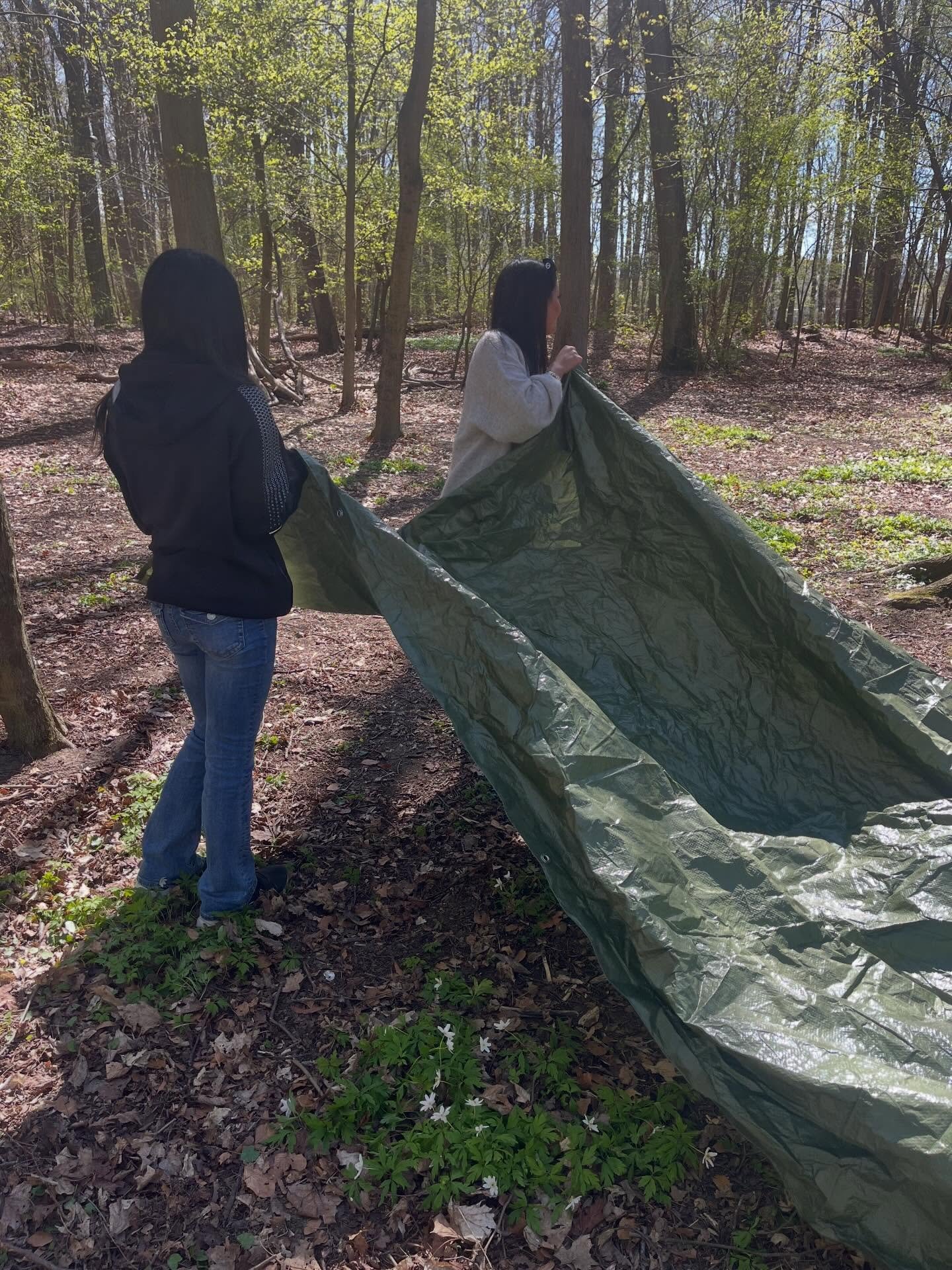 Trevligt avslut i skogen med v&aring;ra BF25 efter tv&aring; veckor med m&aring;nga nationella prov gjorda. Idag fokuserade vi p&aring; att jobba utomhus med barn. Hur kan vi enkelt bygga och konstruera en milj&ouml; i naturen d&auml;r barnen kan var