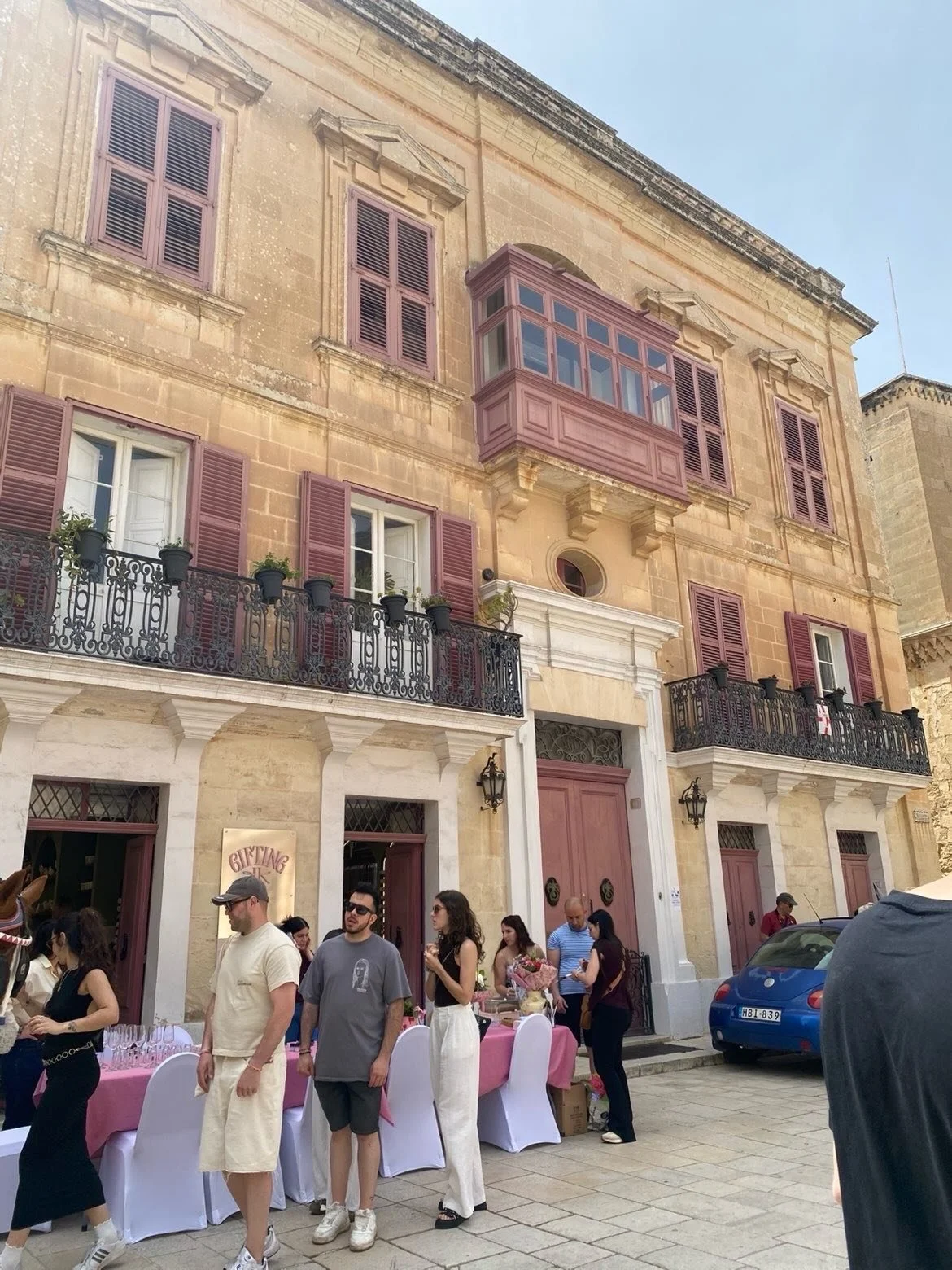 Idag hade vi v&aring;r sista dag p&aring; Malta, den tillbringades i Mdina! Sen avslutade vi p&aring; favoritrestaurangen Opa, d&auml;r Jennie och Emelie bj&ouml;d p&aring; v&aring;r sista middag h&auml;r p&aring; Malta 🇲🇹

#erasmusplus #Malta #Mdi