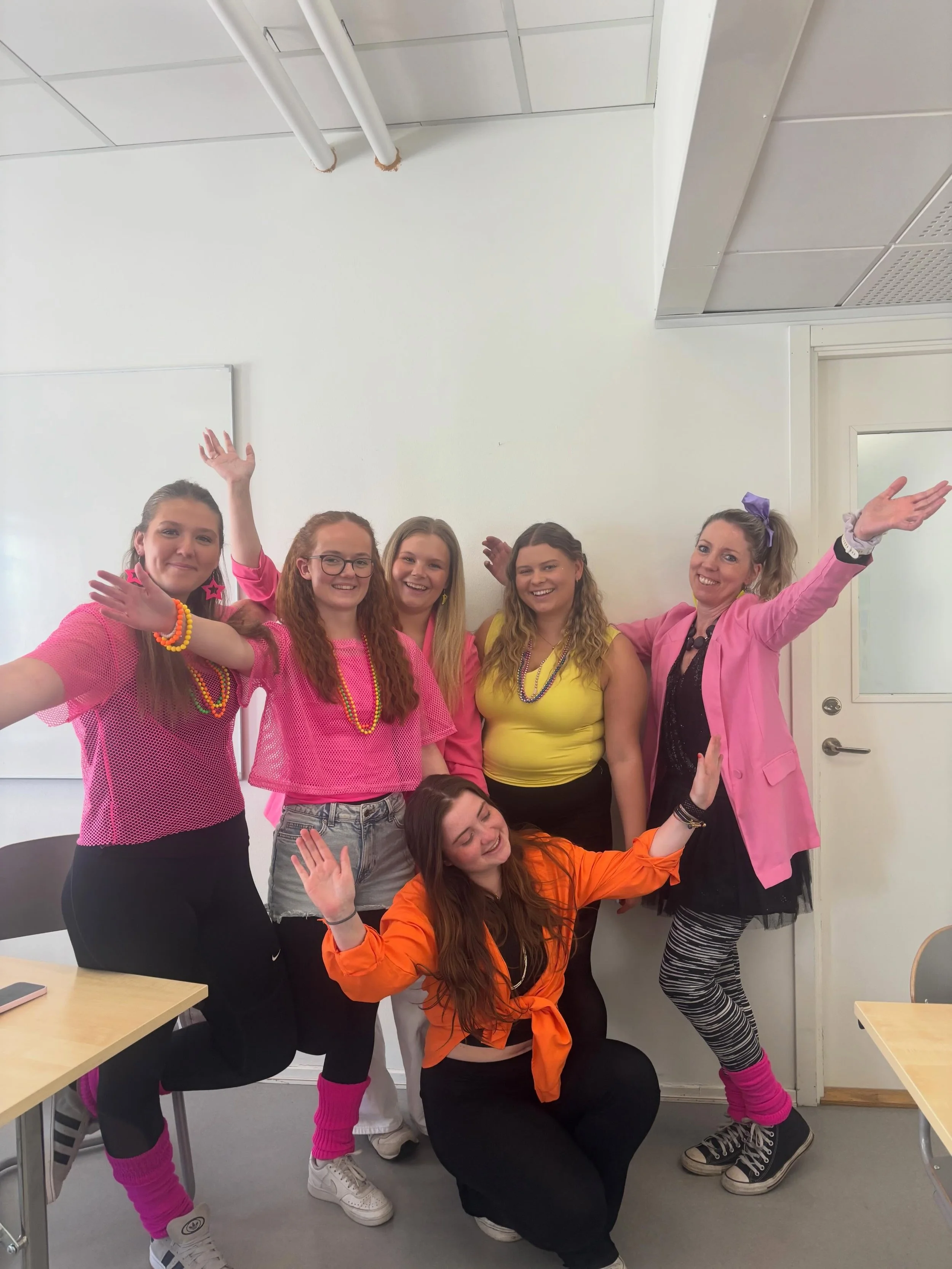 Denna veckan har vi i trean spex! 🤩 Notera att tema f&ouml;r imorgon, tisdag, &auml;r &auml;ndrat till sport! 🏒⚽️🤾&zwj;♀️🏋️&zwj;♀️

#victumgymnasium #barnochfritidsprogrammet #v&aring;rdochomsorgsprogrammet #80tal #spex