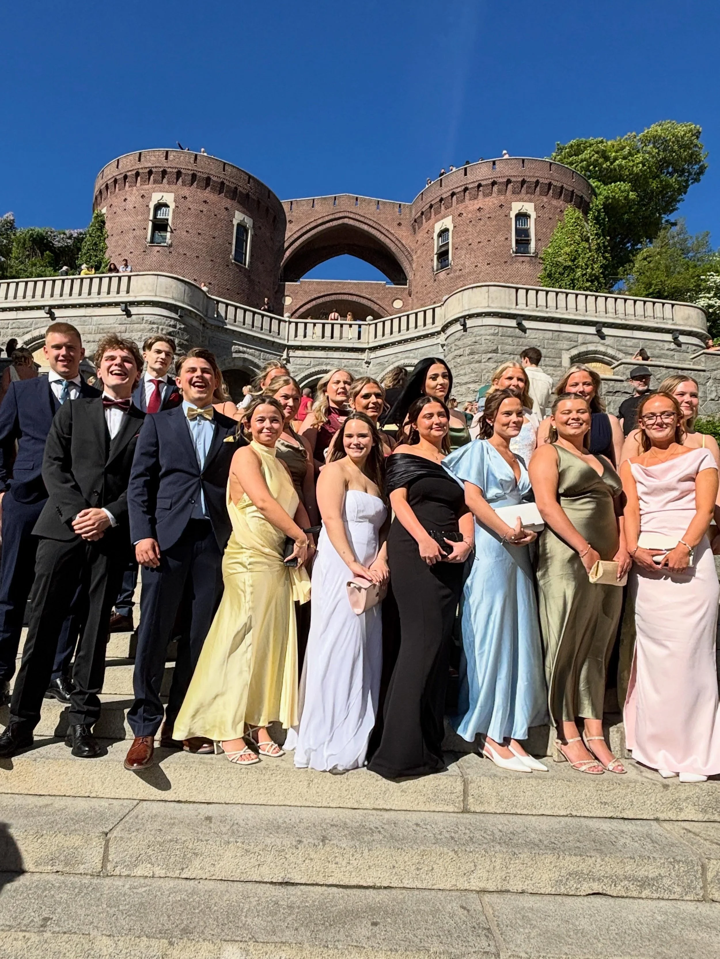 &Auml;ntligen dags f&ouml;r bal f&ouml;r v&aring;ra treor!  H&auml;r &auml;r n&aring;gra av v&aring;ra uppkl&auml;dda och fina elever p&aring; v&auml;g till &aring;rets fest f&ouml;r att &auml;ta gott och dansa hela natten! 💃🕺 #bal #victumgymnasium