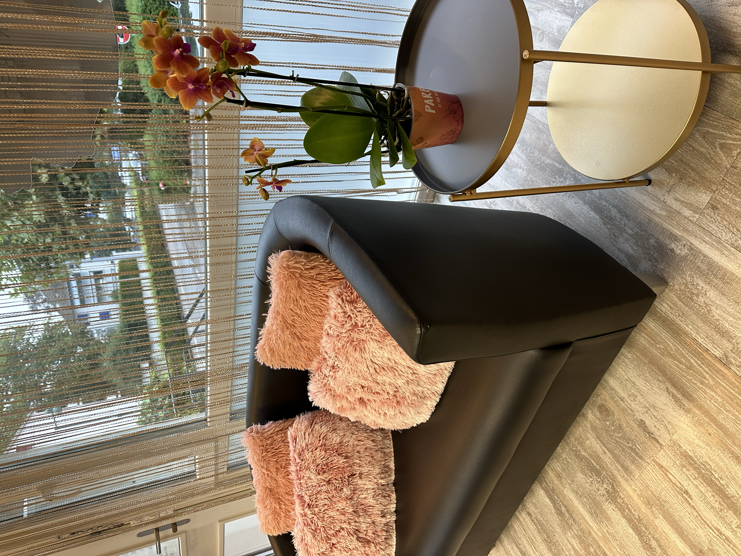 Entspannte Atmosphäre und Wohlfühlambiente bei Haarkunst by Rebecca – Dein Friseursalon in Muttenz bei Basel für Haarpflege und Styling in angenehmem, gemütlichem Umfeld.