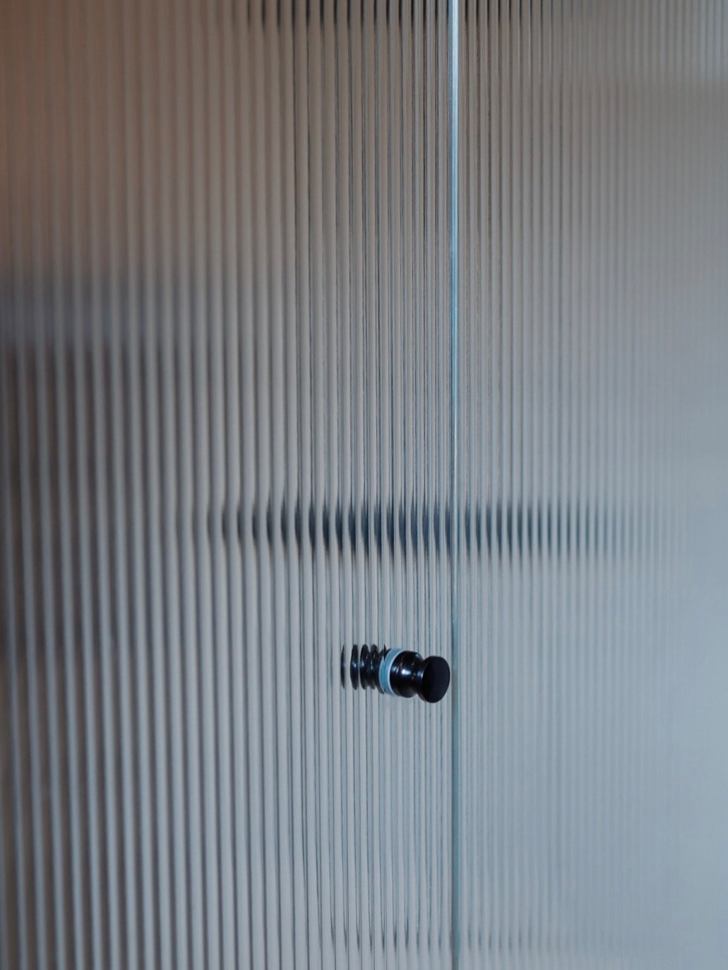 Spa osasto 🫧

S&auml;vyt ja pinnat oikeasti vaikuttaa siihen, milt&auml; tila tuntuu. Eik&auml; pelk&auml;st&auml;&auml;n katsoessa, vaan ihan koko fiilis muuttuu. T&auml;ss&auml; saunaosastossa valitsin l&auml;mp&ouml;k&auml;sitellyn Kare-paneelin,