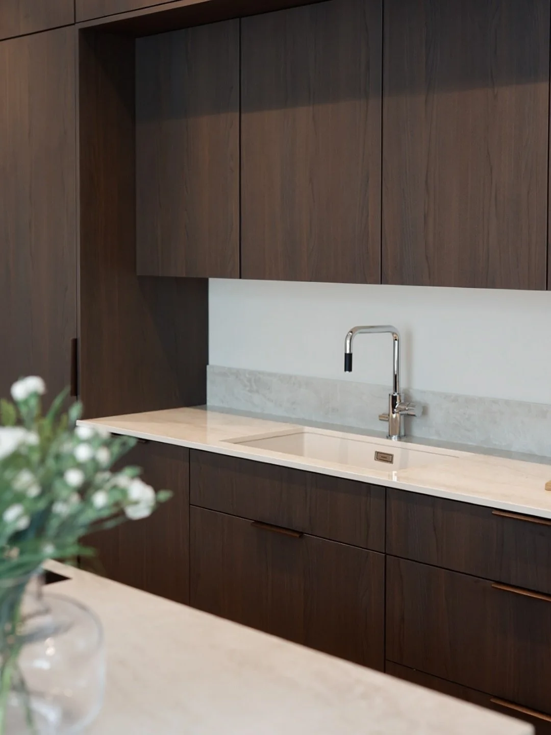 Sisustussuunnittelu🤍

Kiintokalustesuunnittelu on iso osa sisustussuunnittelua. Kun suunnitellaan kiintokalusteet perheen tarpeiden pohjalta saadaan toimiva arki.
Tummanruskea keitti&ouml; nyt &rdquo;trendaa&rdquo;, enk&auml; ihmettele! Niin upea ko