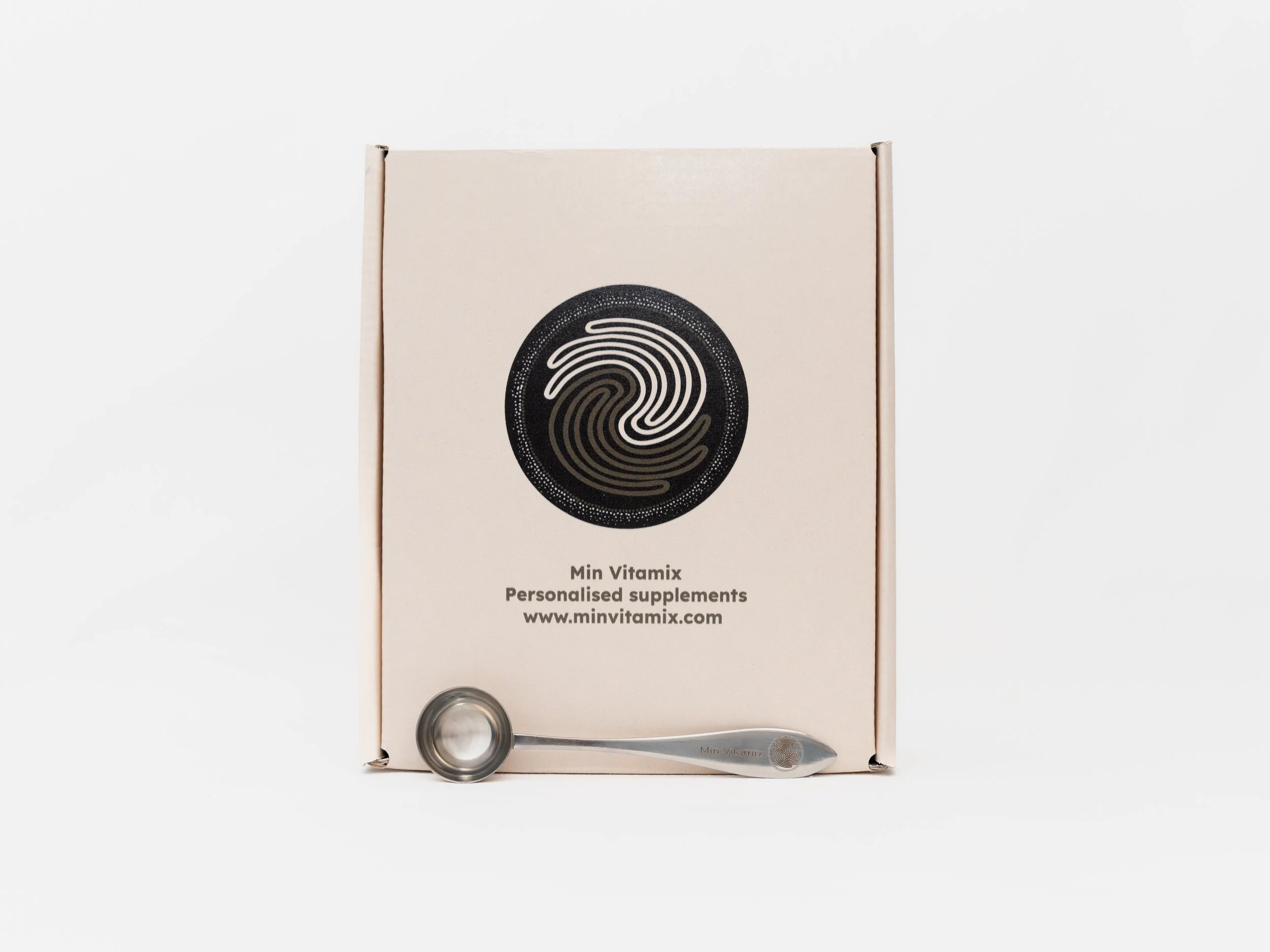 Min Vitamix Personalised supplements package with spoon