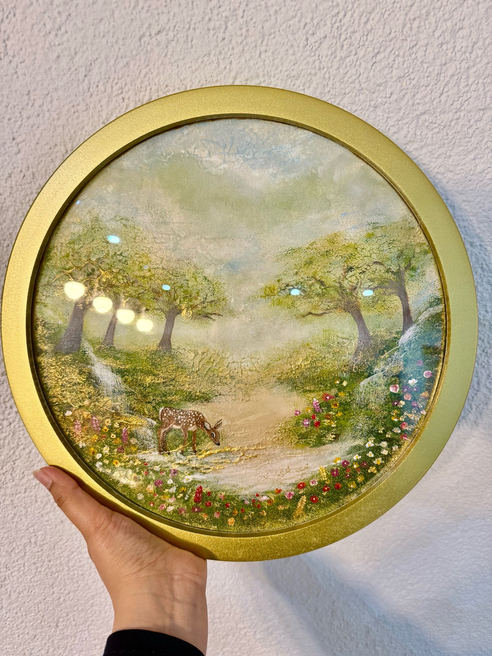 Handgemalte Acrylleinwand rund, mit Hirsch zwischen Frühlingsbäumen und Wildblumen