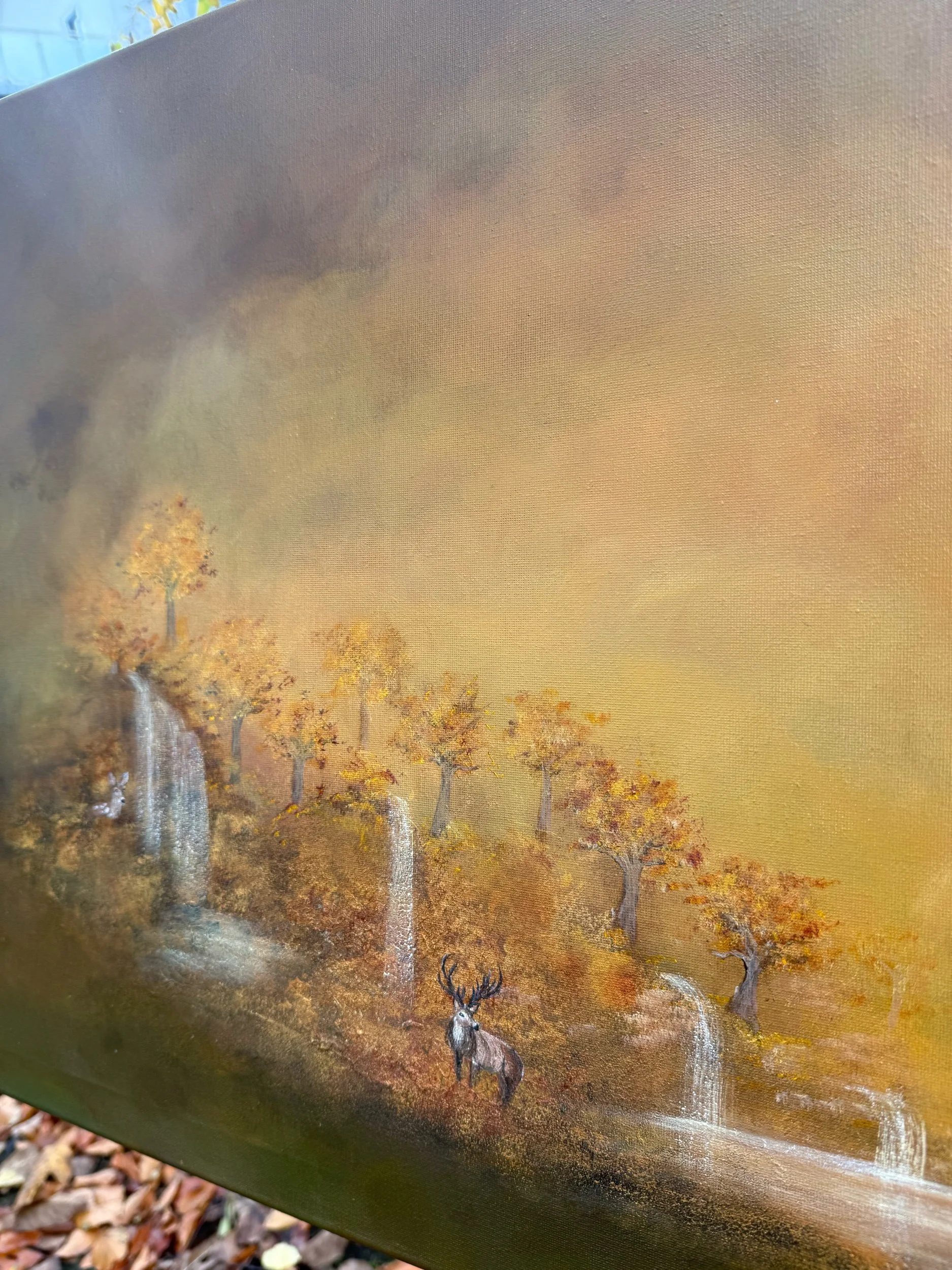 Nahaufnahme eines Acrylgemäldes: Hirsche und Wasserfälle im Herbstwald