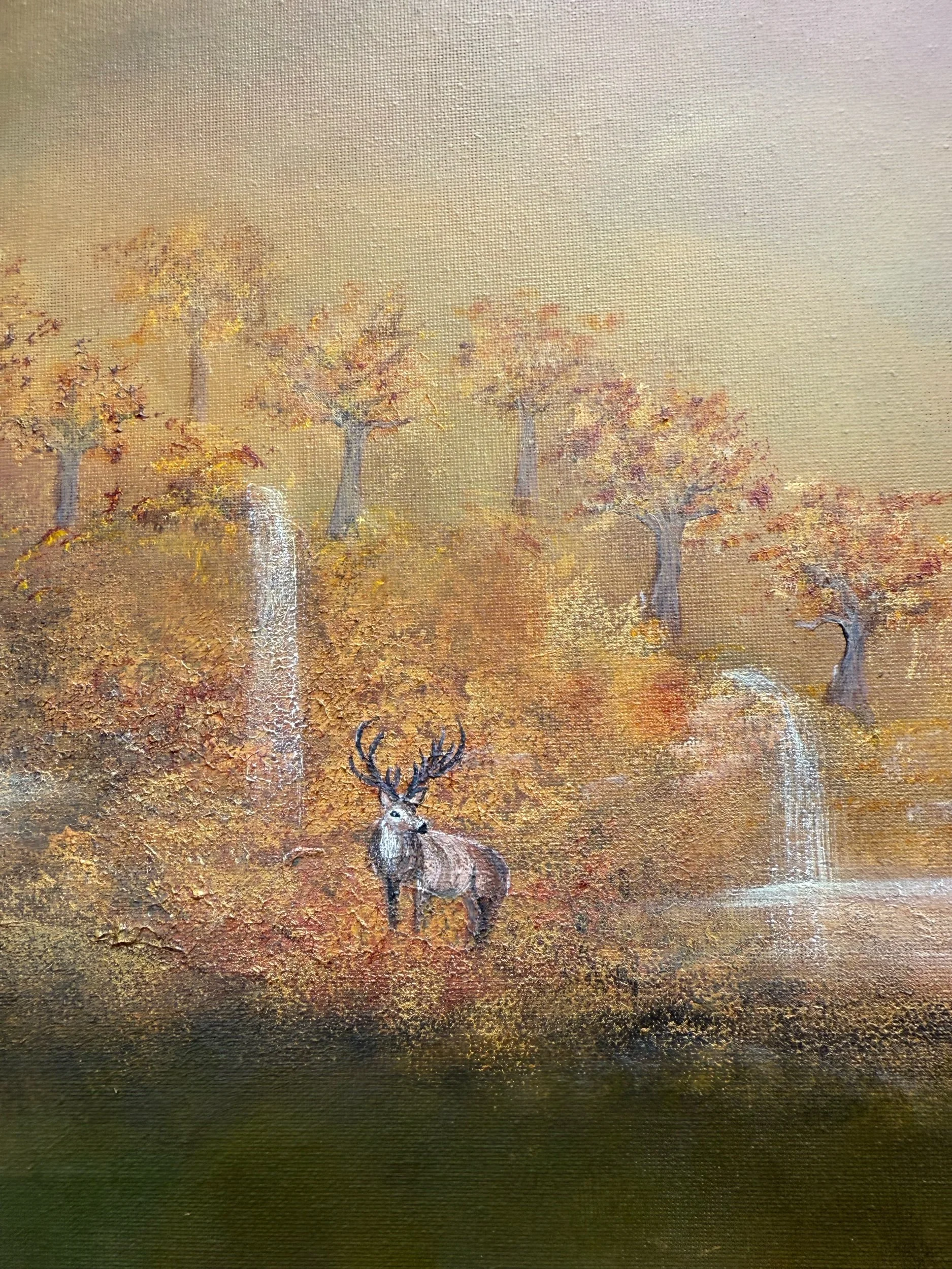 Nahaufnahme eines Acrylgemäldes: Hirsche und Wasserfälle im Herbstwald