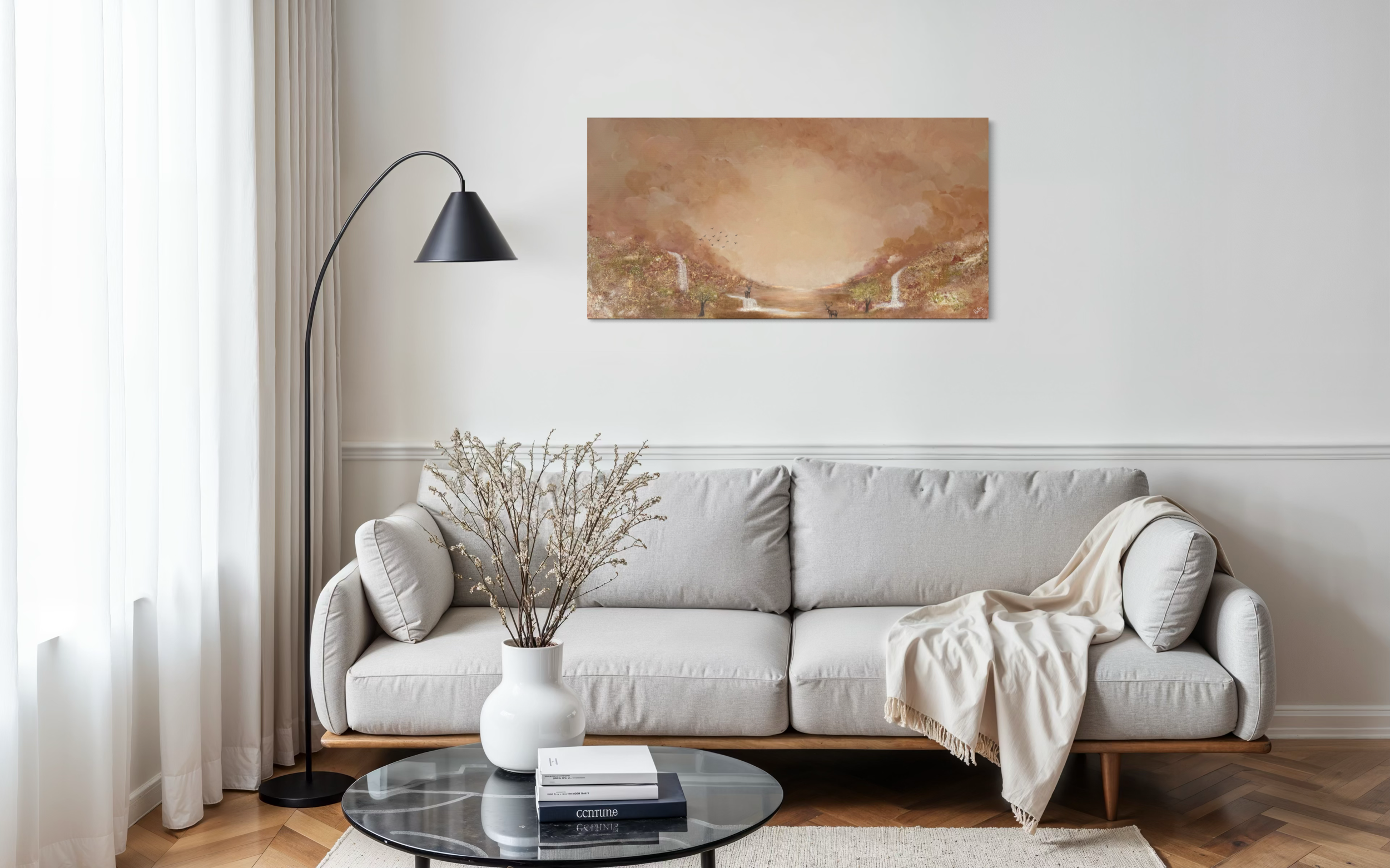 Großes Panorama-Wandbild über einem modernen Sofa.