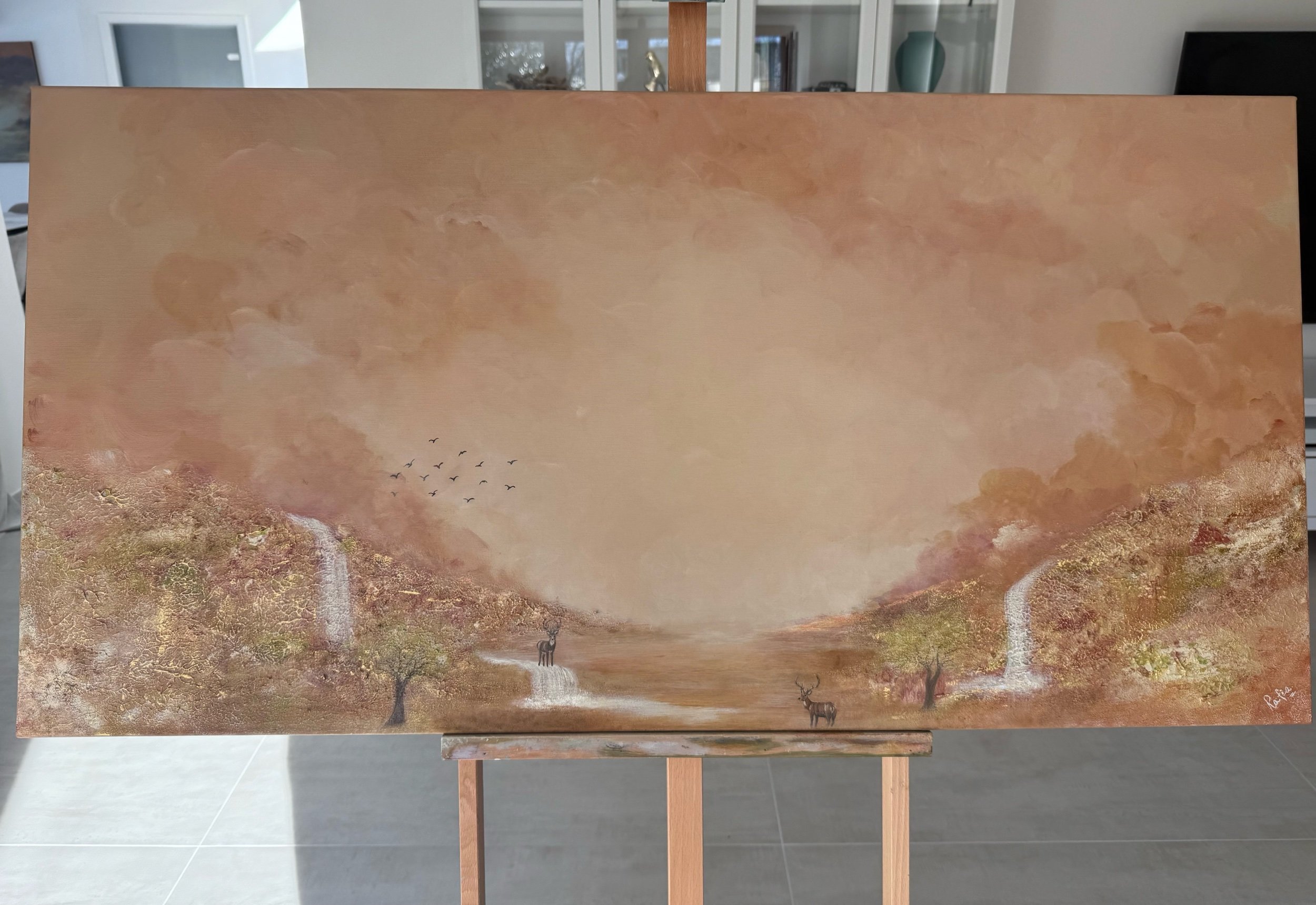 Panorama-Wandbild mit abstrakter Naturdarstellung in warmen Naturtönen und fließenden Landschaftsmotiven.