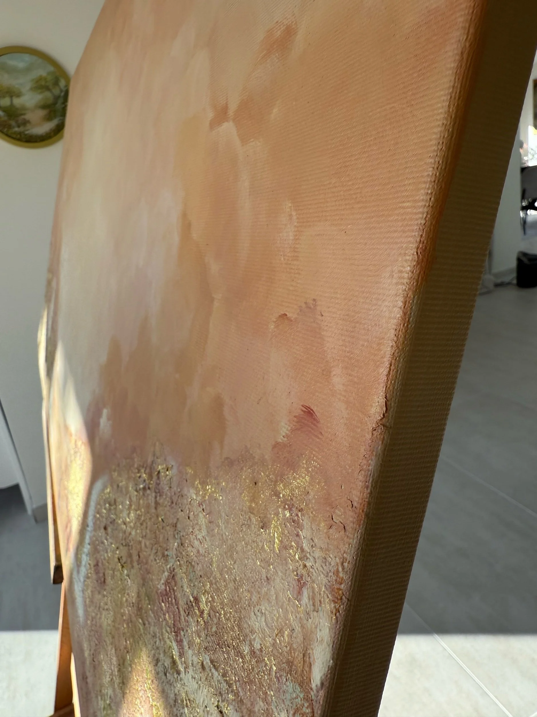 Seitenansicht der Leinwand mit sichtbarer, geschichteter Acryltextur