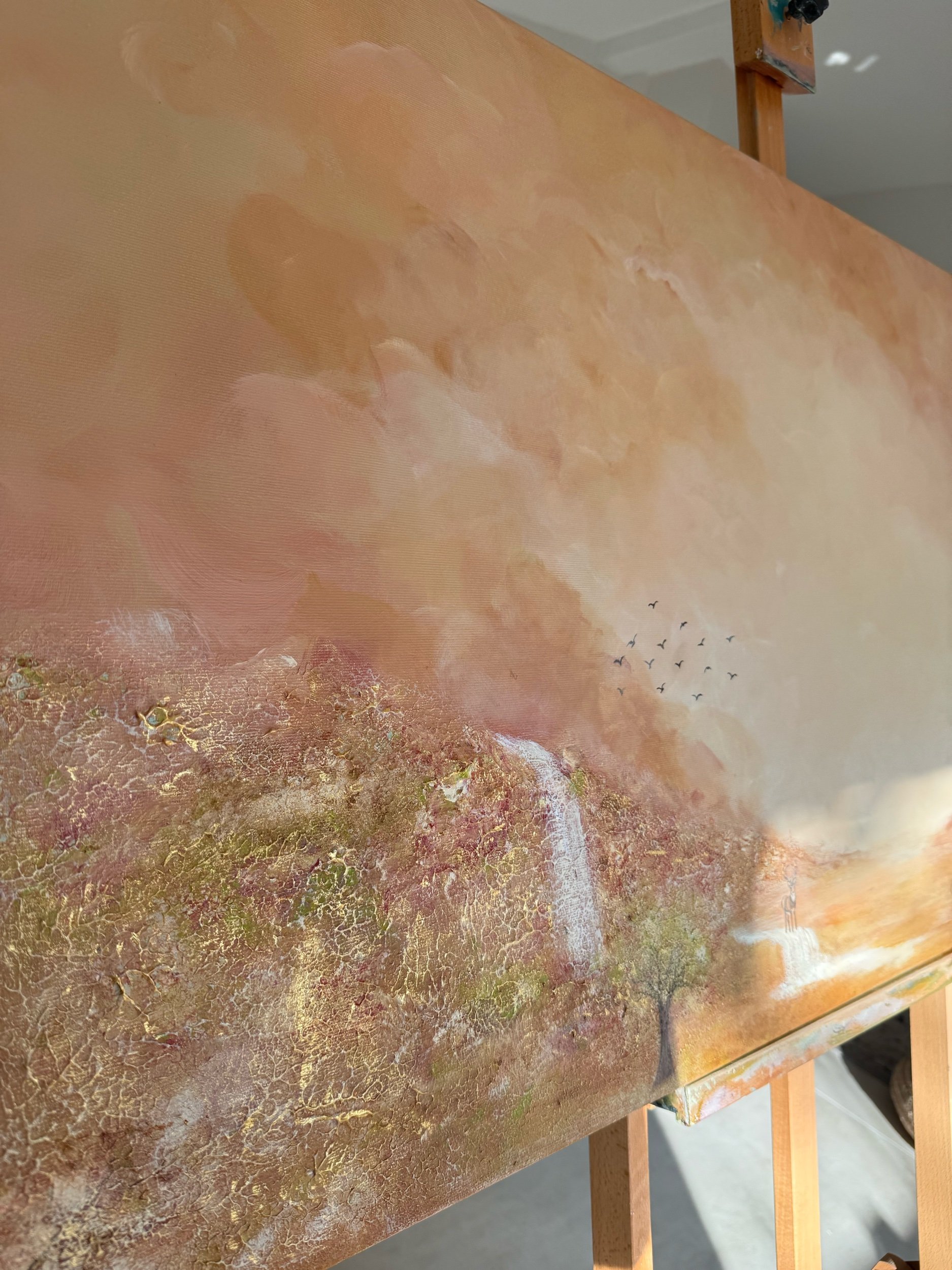 Detailaufnahme eines strukturierten Acrylgemäldes mit organischen Rissen und goldenen Akzenten