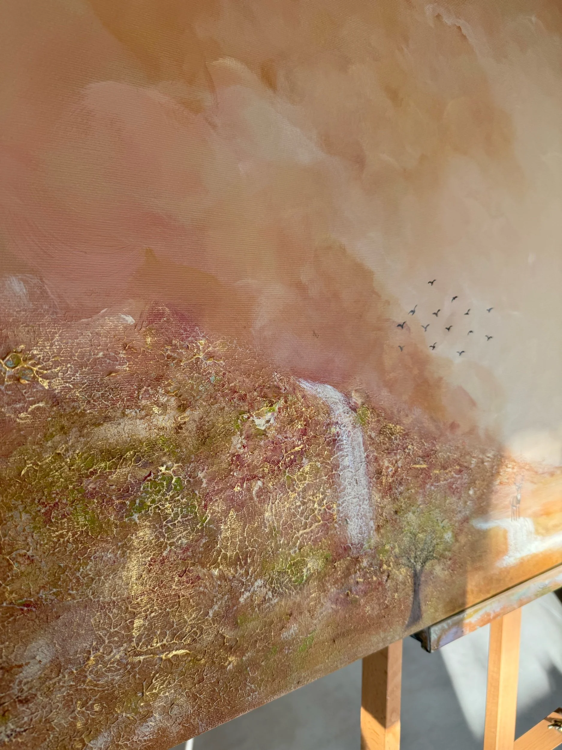 Halbabstrakte Landschaftsmalerei mit geschichteten Acryltexturen