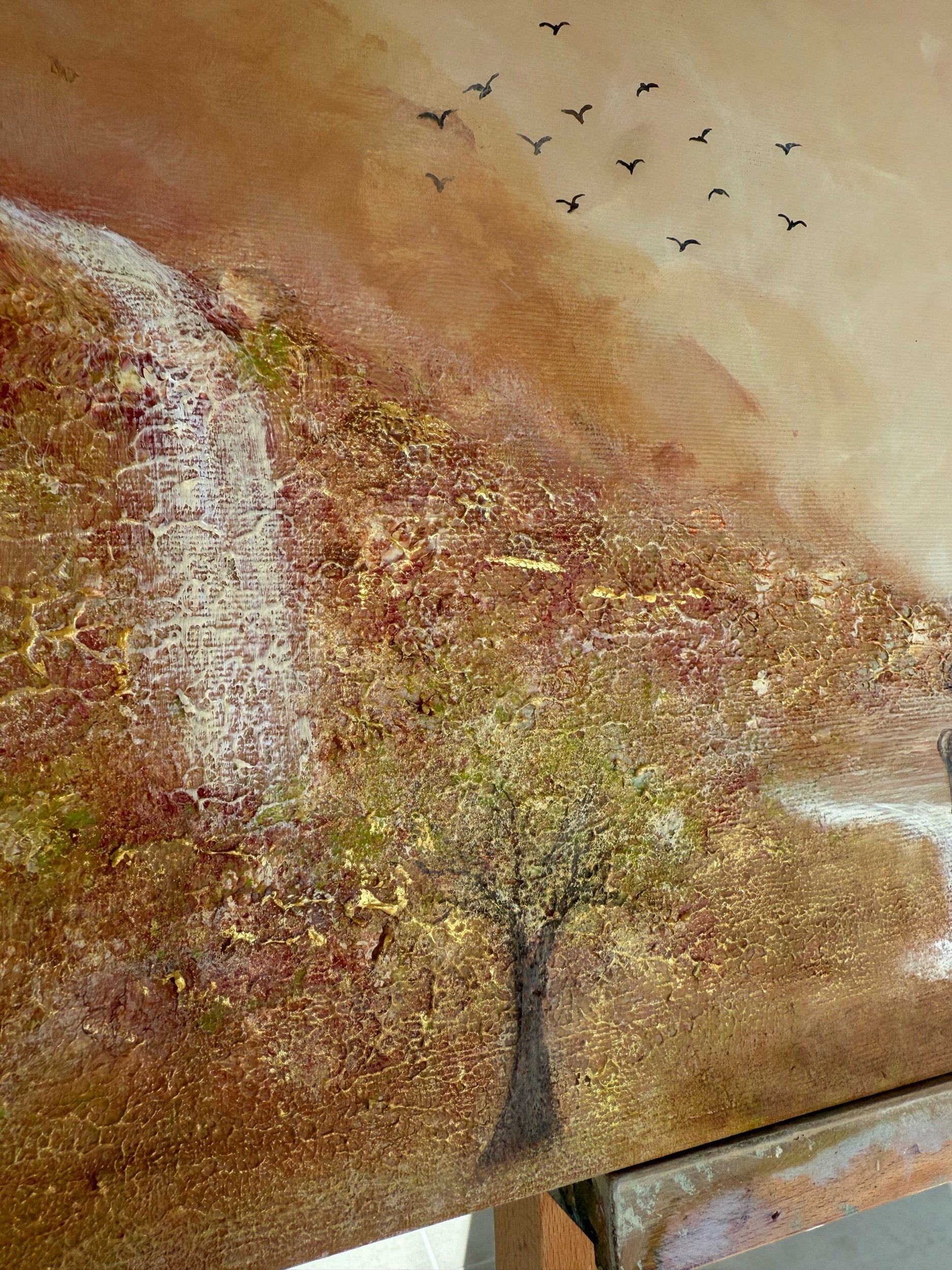 Nahaufnahme eines strukturierten Acrylgemäldes mit goldenen Akzenten