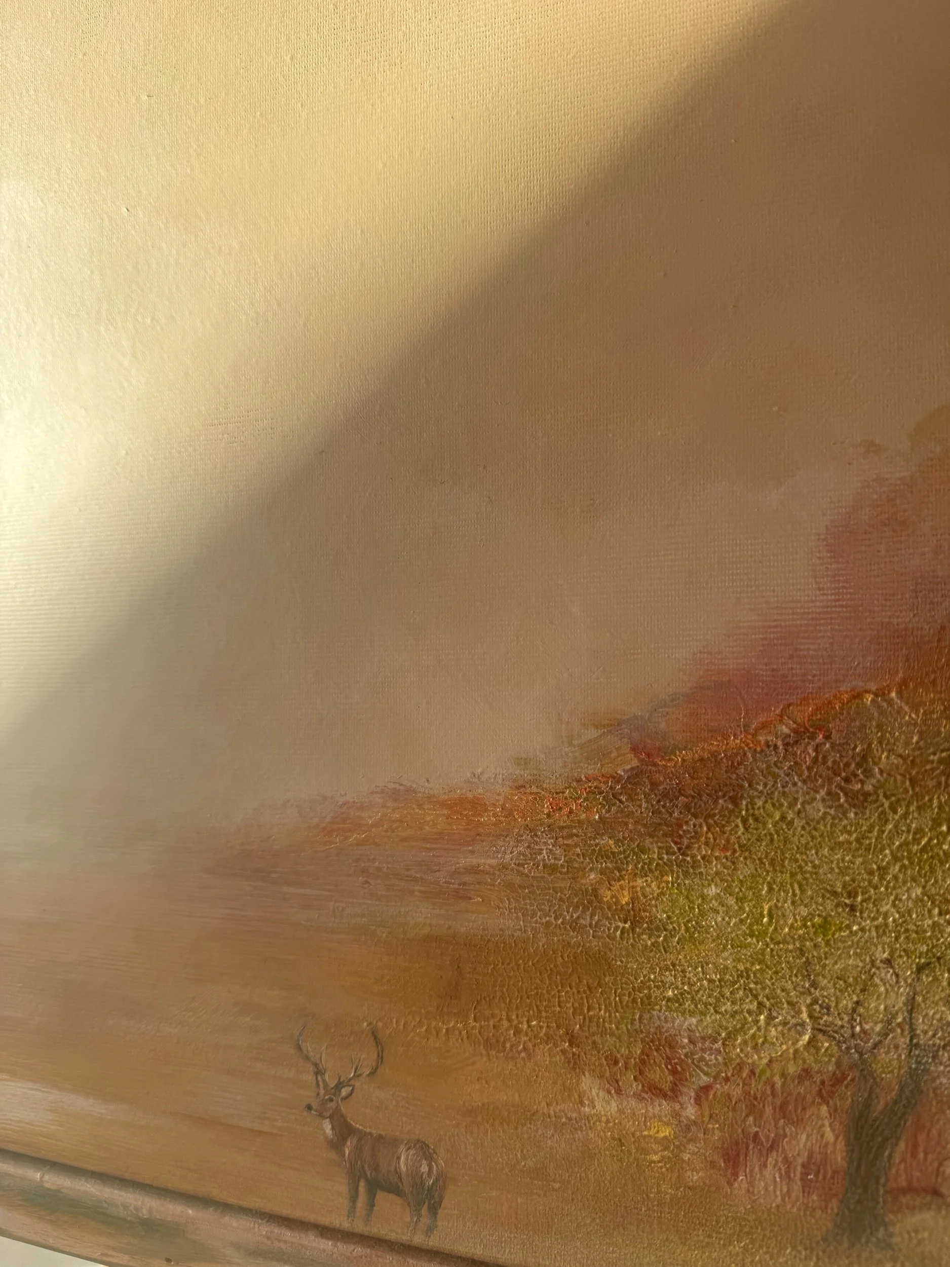 Modernes Leinwandbild mit dezenten Wildtiermotiven in einer ruhigen Landschaftsszene