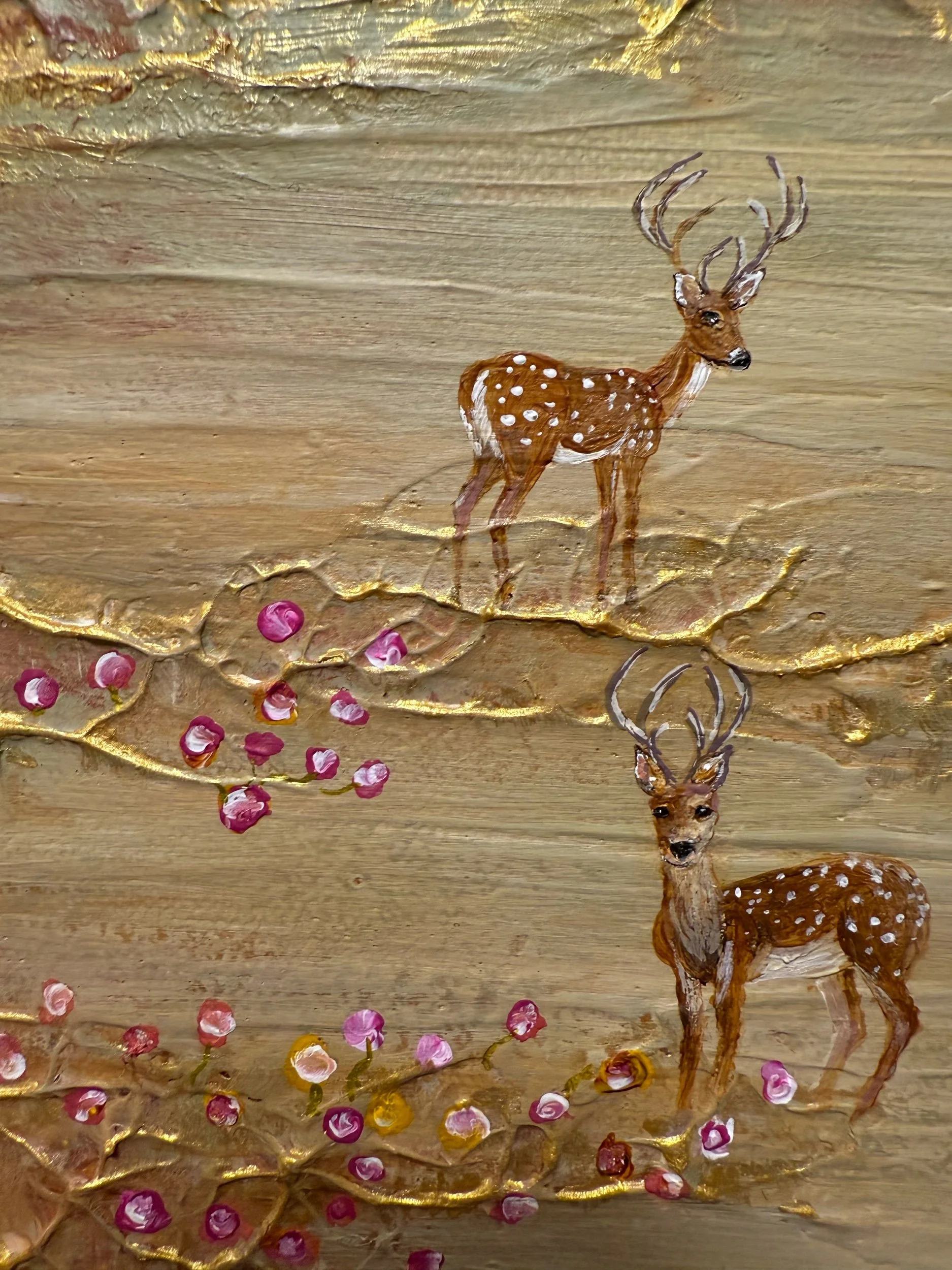 Rehe und winzige rosa Blüten mit goldener Textur