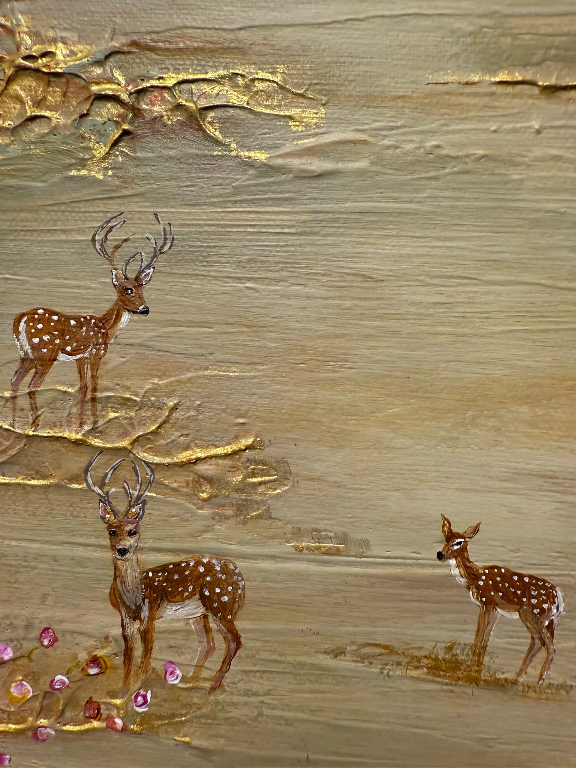 Nahaufnahme von drei Hirschen mit goldenen Details