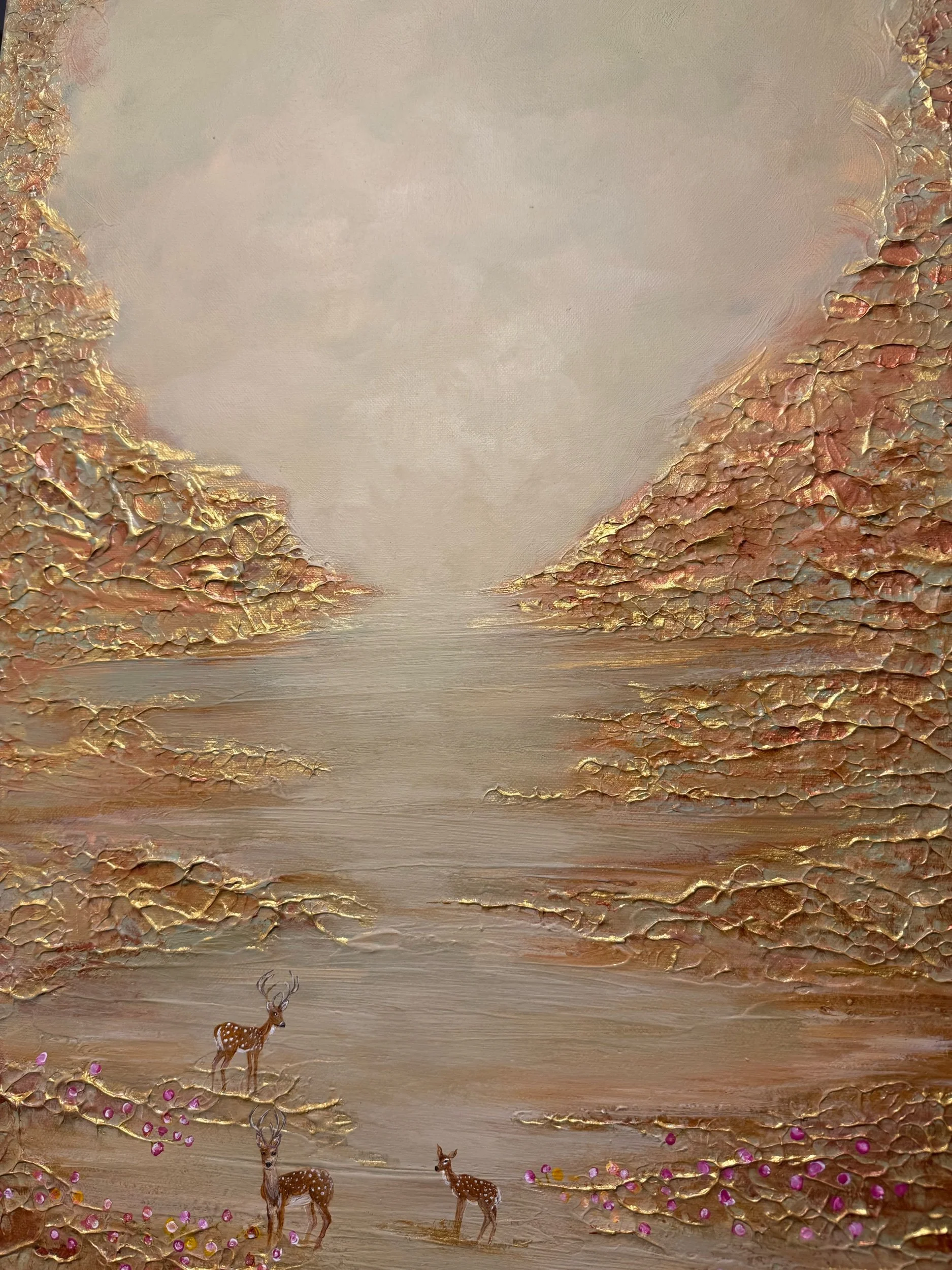 Landschaftsgemälde mit goldener Textur, Rehen und kleinen rosa Blüten