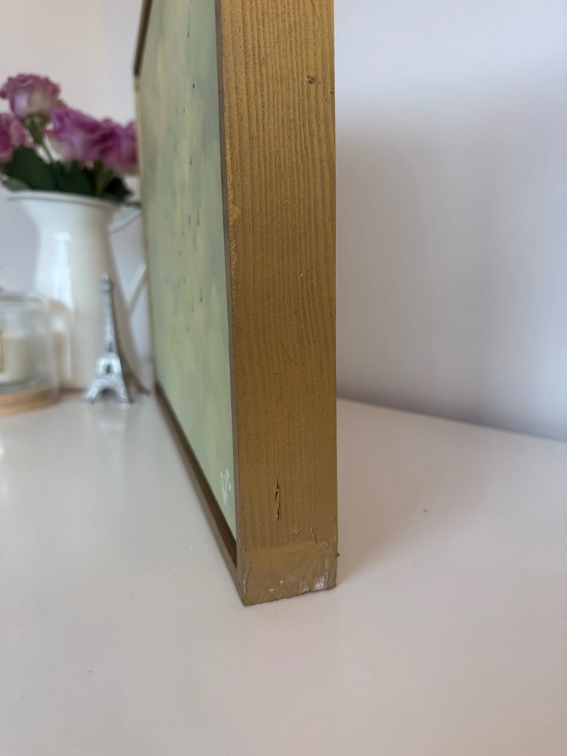 Halbabstraktes Wolkenbild in Salbeigrün mit Vögeln