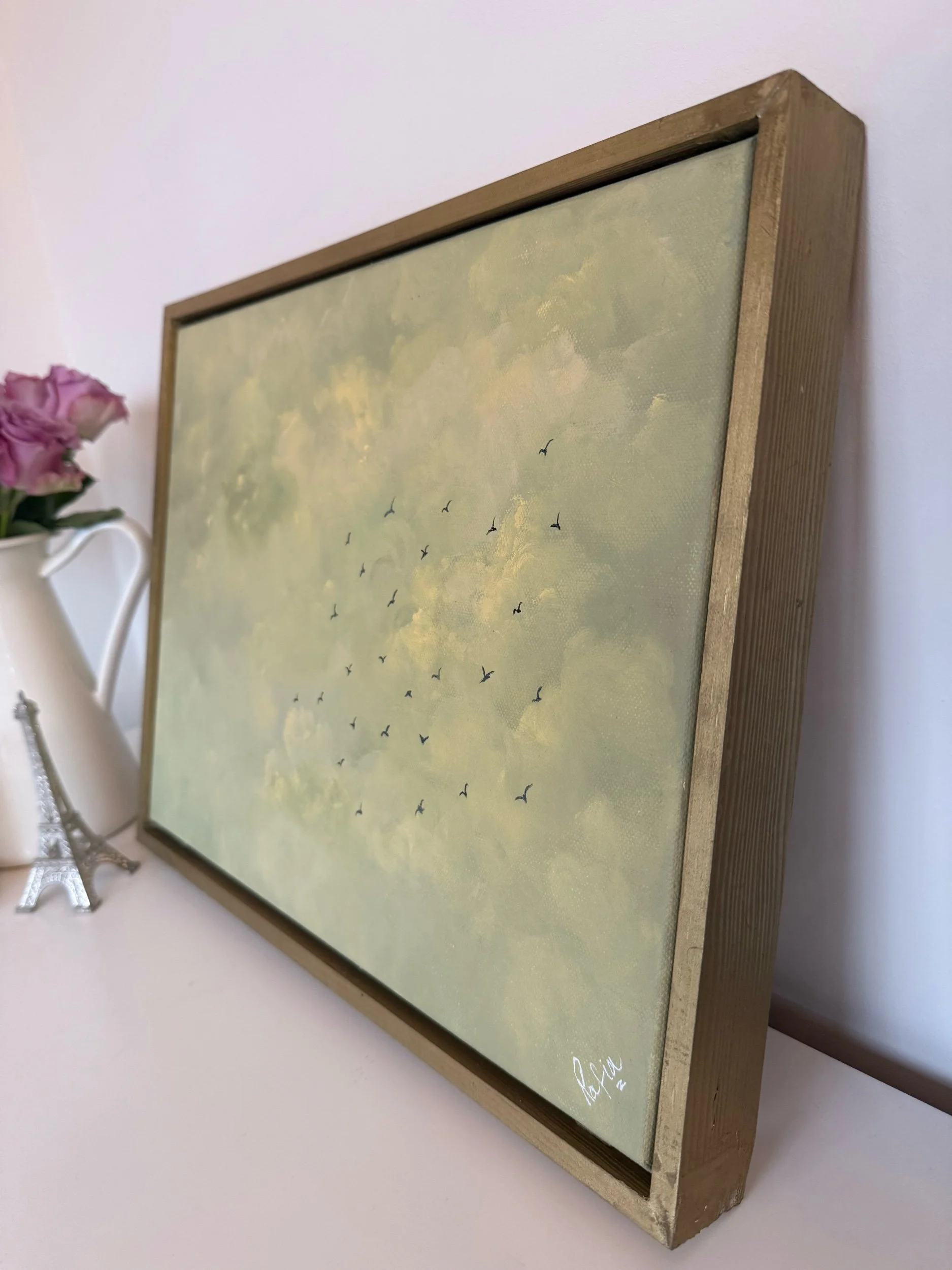 Gerahmtes Acryl-Wandbild mit Vögeln und sanftem Wolkenhintergrund