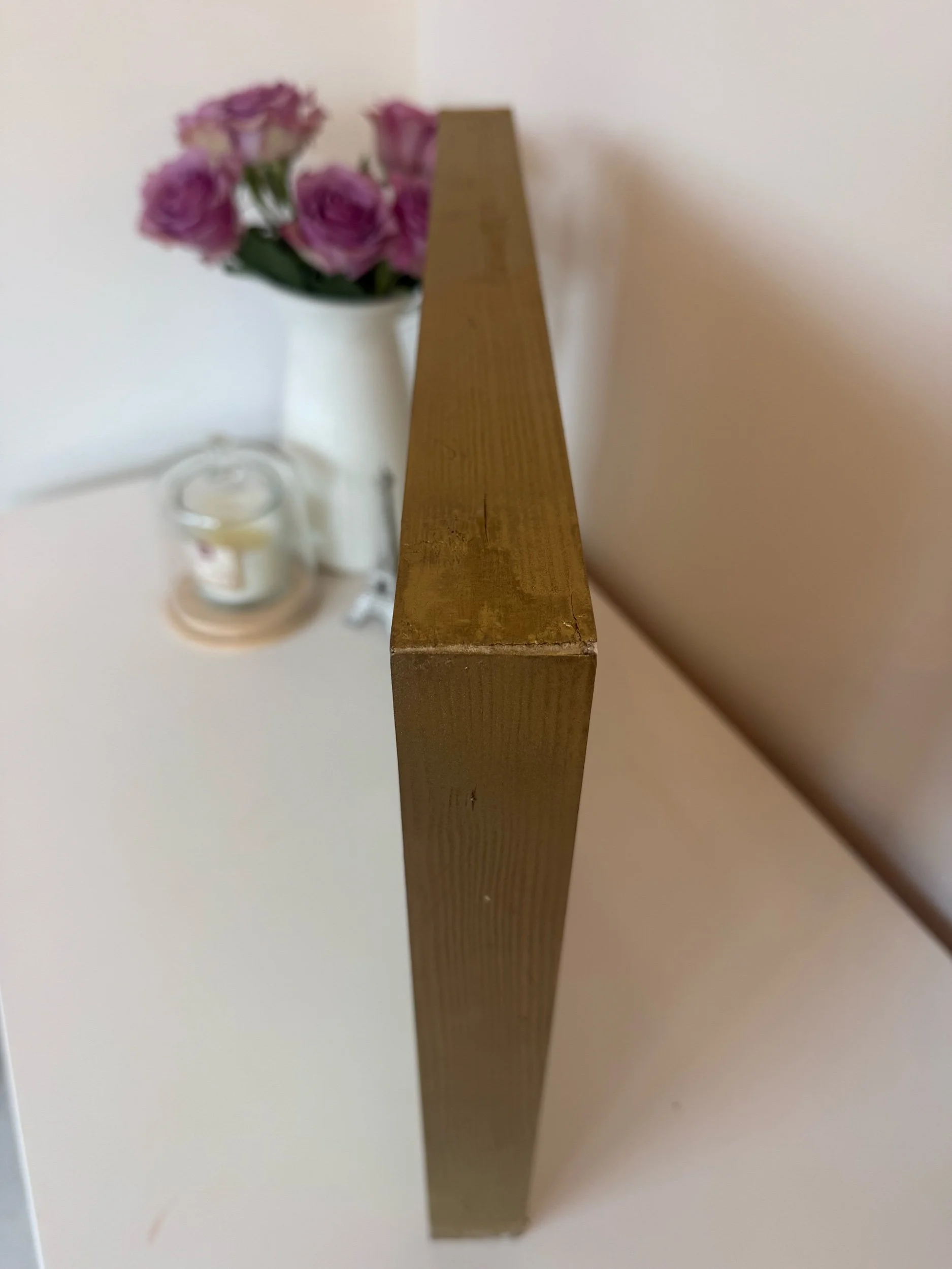 Detail des Goldrahmens eines modernen abstrakten Himmelsgemäldes