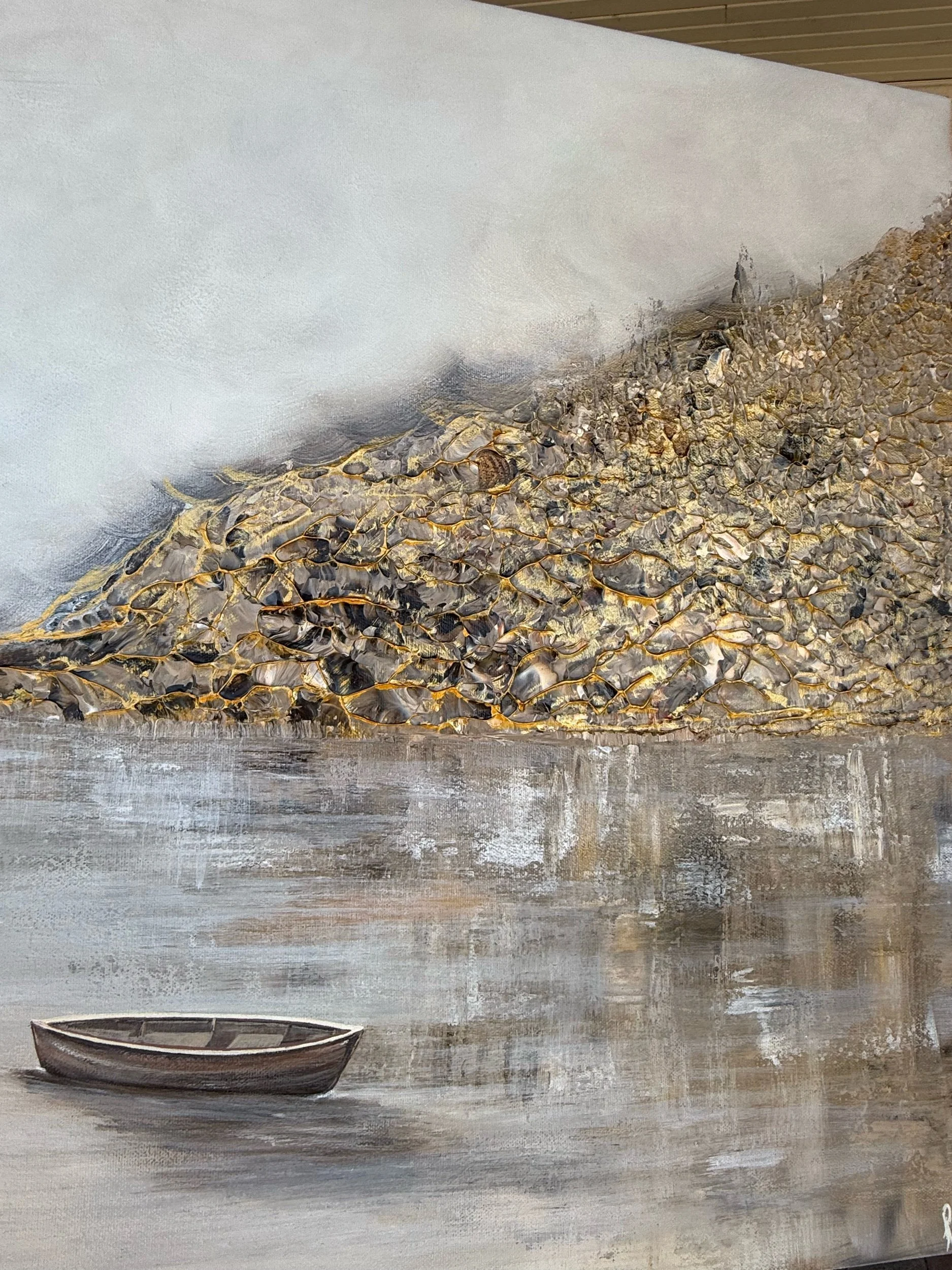 Detail einer strukturierten Wandkunst mit goldenen Acrylschichten