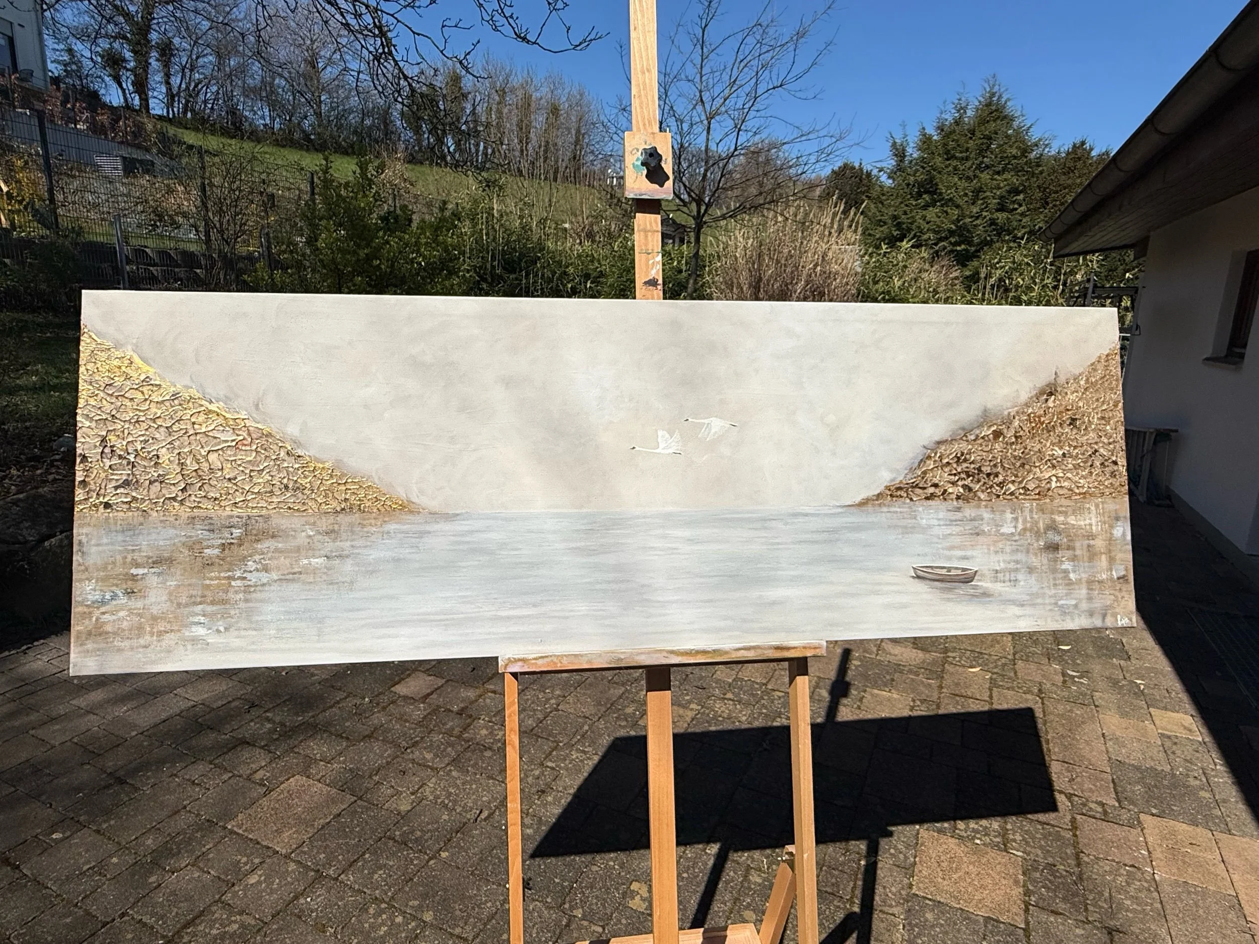 Abstrakte Landschaftsmalerei mit goldener Struktur und ruhigem Wasser