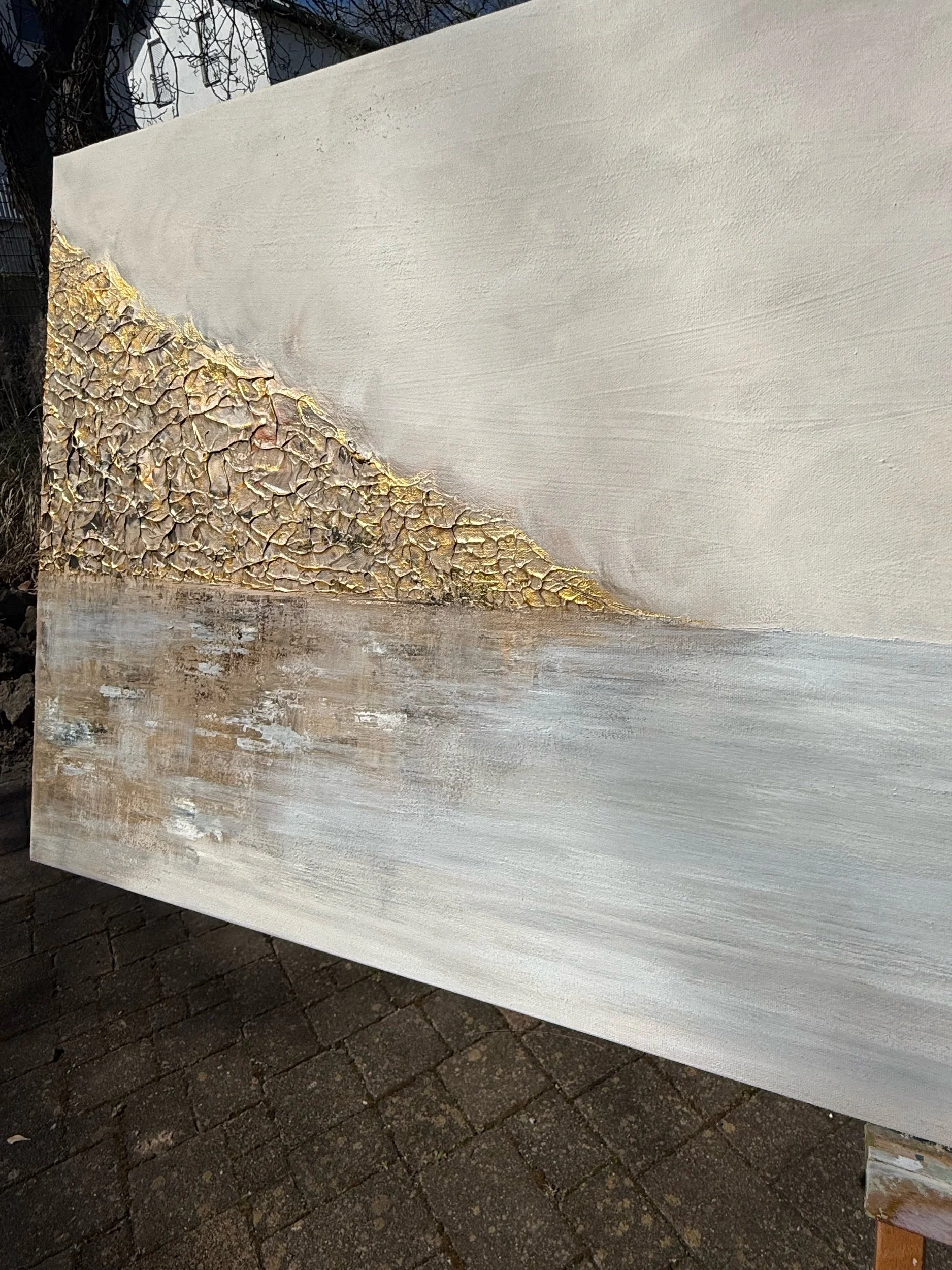 Strukturierte Acrylmalerei mit reflektierender Wasserfläche