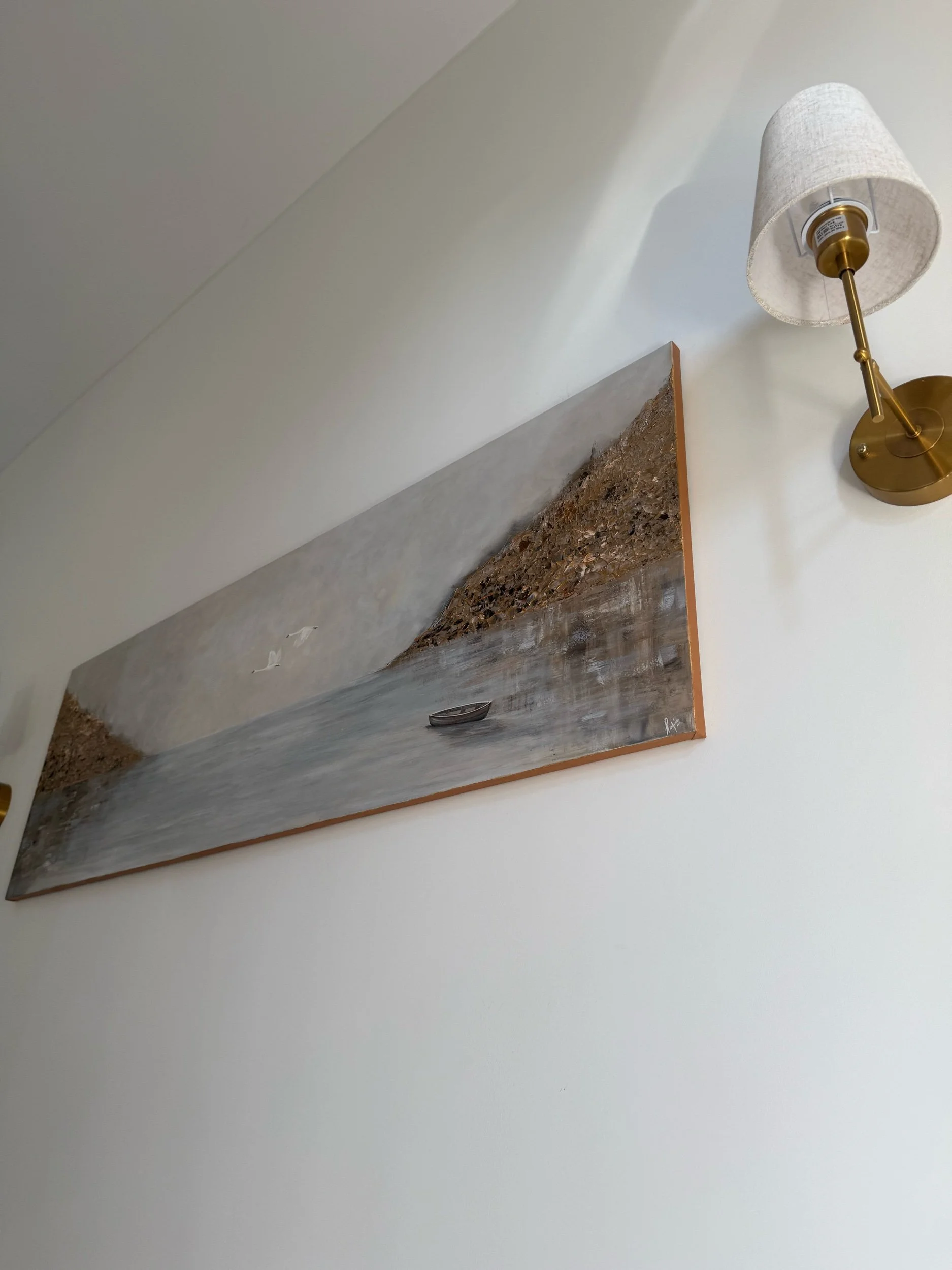 Neutrales Leinwandbild mit goldener Textur und ruhiger Szene