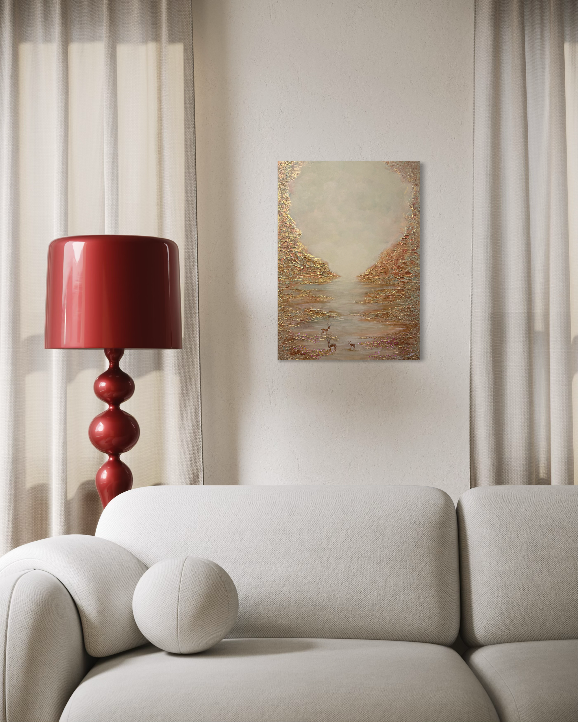 Kunstdruck „Goldene Landschaft“ mit strukturiertem, abstraktem Talmuster, der über dem Sofa angebracht ist.