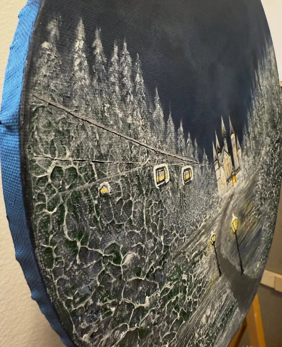 Seitenansicht eines runden Acrylgemäldes einer Burg auf strukturierter Leinwand