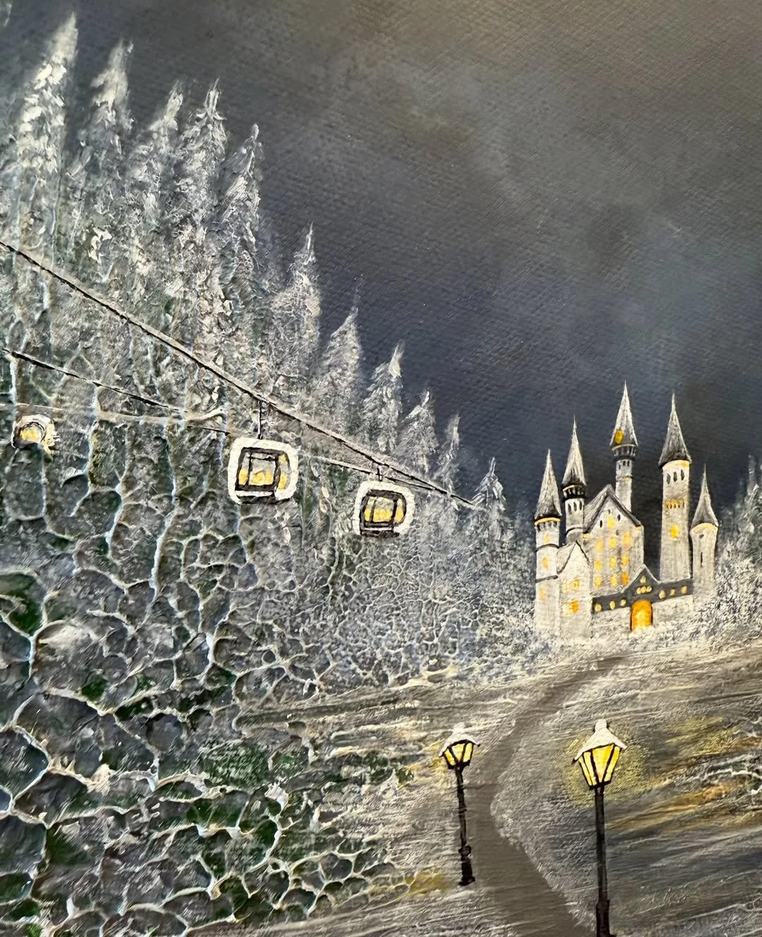 Rundes Winterwaldgemälde mit beleuchteter Burg und strukturierten Schneebäumen