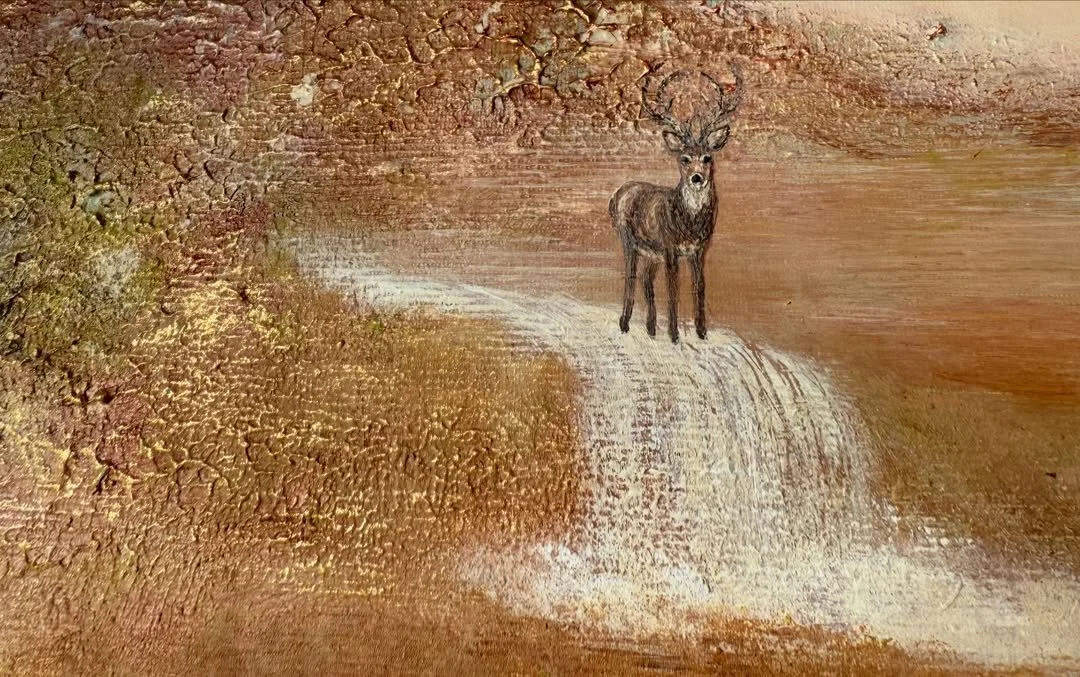 Nahaufnahme eines handgemalten Hirsches in einer abstrakten strukturierten Landschaft mit warmen Erd- und Goldtönen