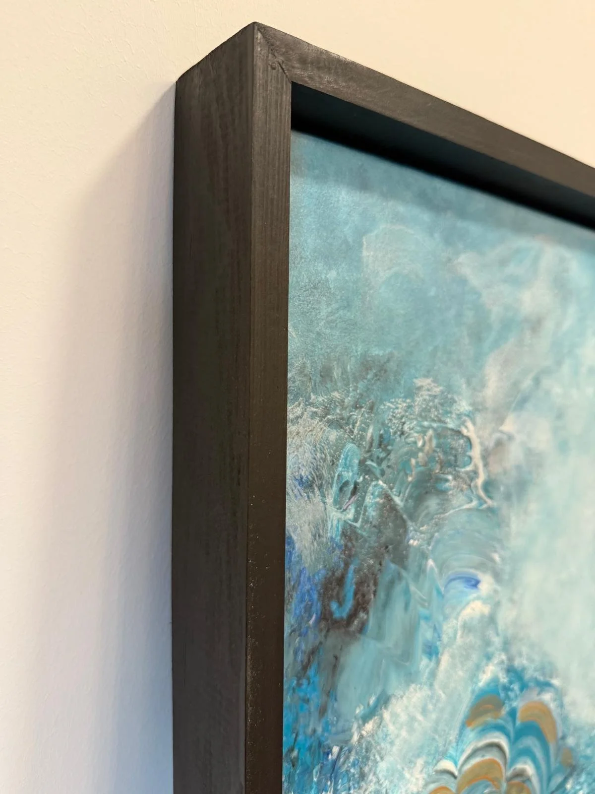 Acrylgemälde einer lebendigen Unterwasserszene mit Korallenstrukturen und Meeresbewohnern