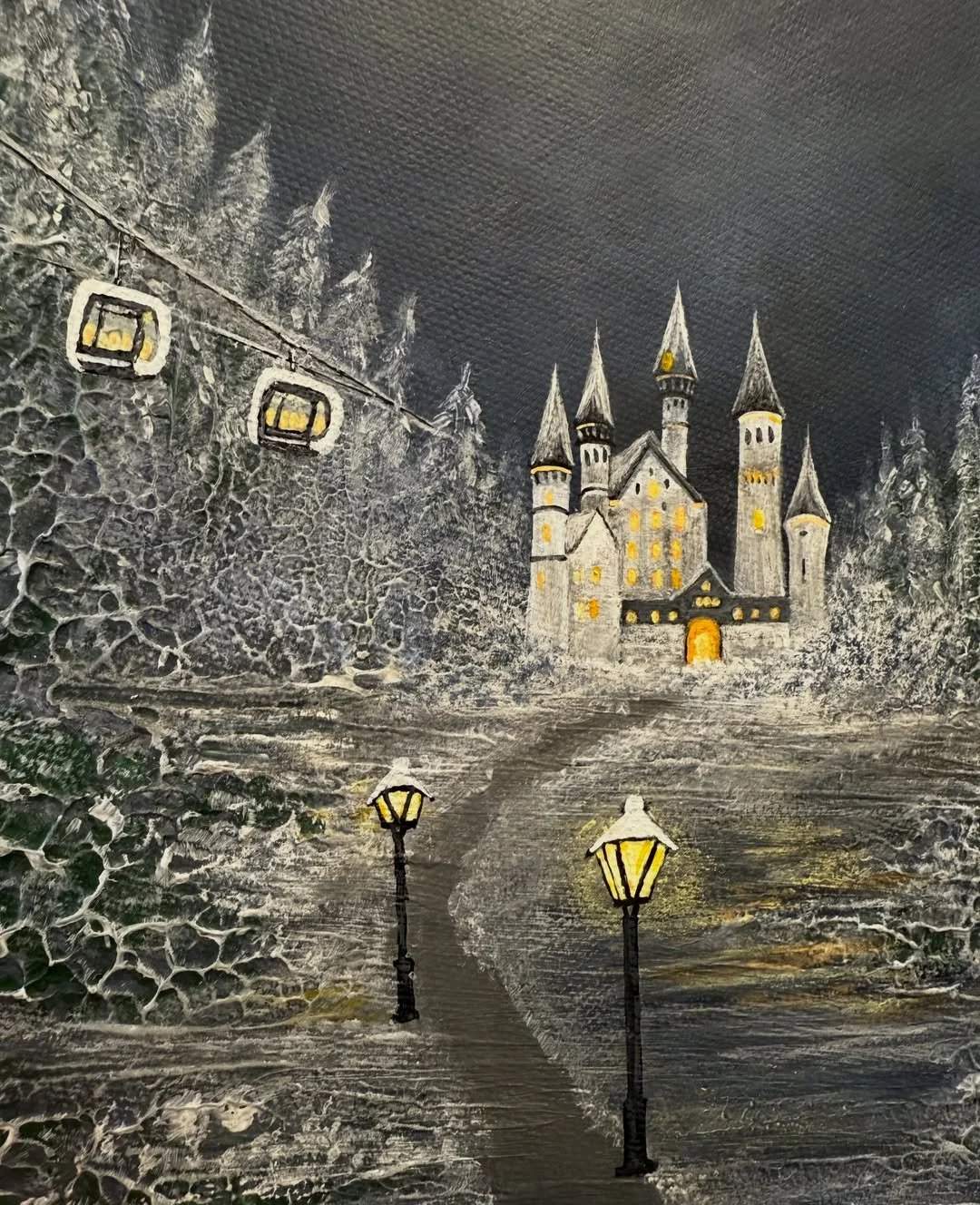 Gesamtansicht eines runden Acryl-Wandbildes, das eine leuchtende Burg in einem verschneiten Wald zeigt.