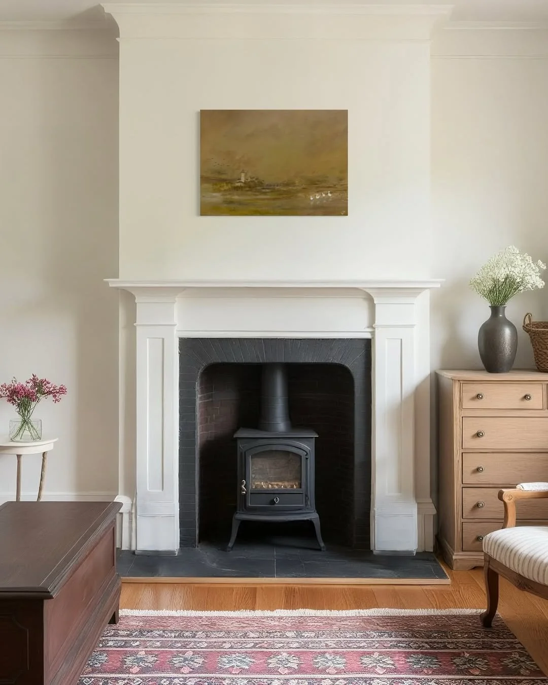 Landschaftsbild mit Brücke über dem Kamin in warmen, goldenen Landhaustönen.