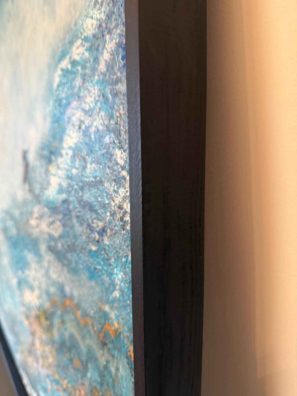 Abstrakte Kunst mit blauem Ozean, Delfinen, Fischen und einem Surfer auf einer Welle.