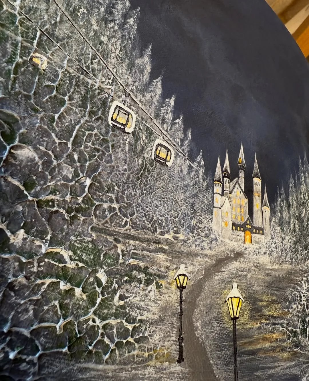 Draufsicht auf ein leuchtendes Winterschlossgemälde vor dunklem Hintergrund