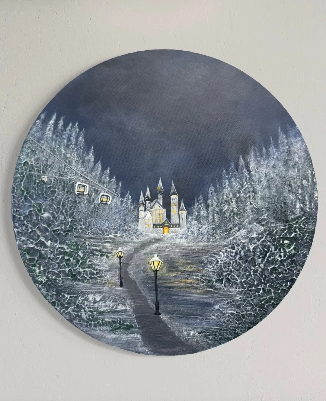 Rundes Gemälde eines verschneiten Nachtwaldes mit Lampen in einem modernen, gemütlichen Zimmer