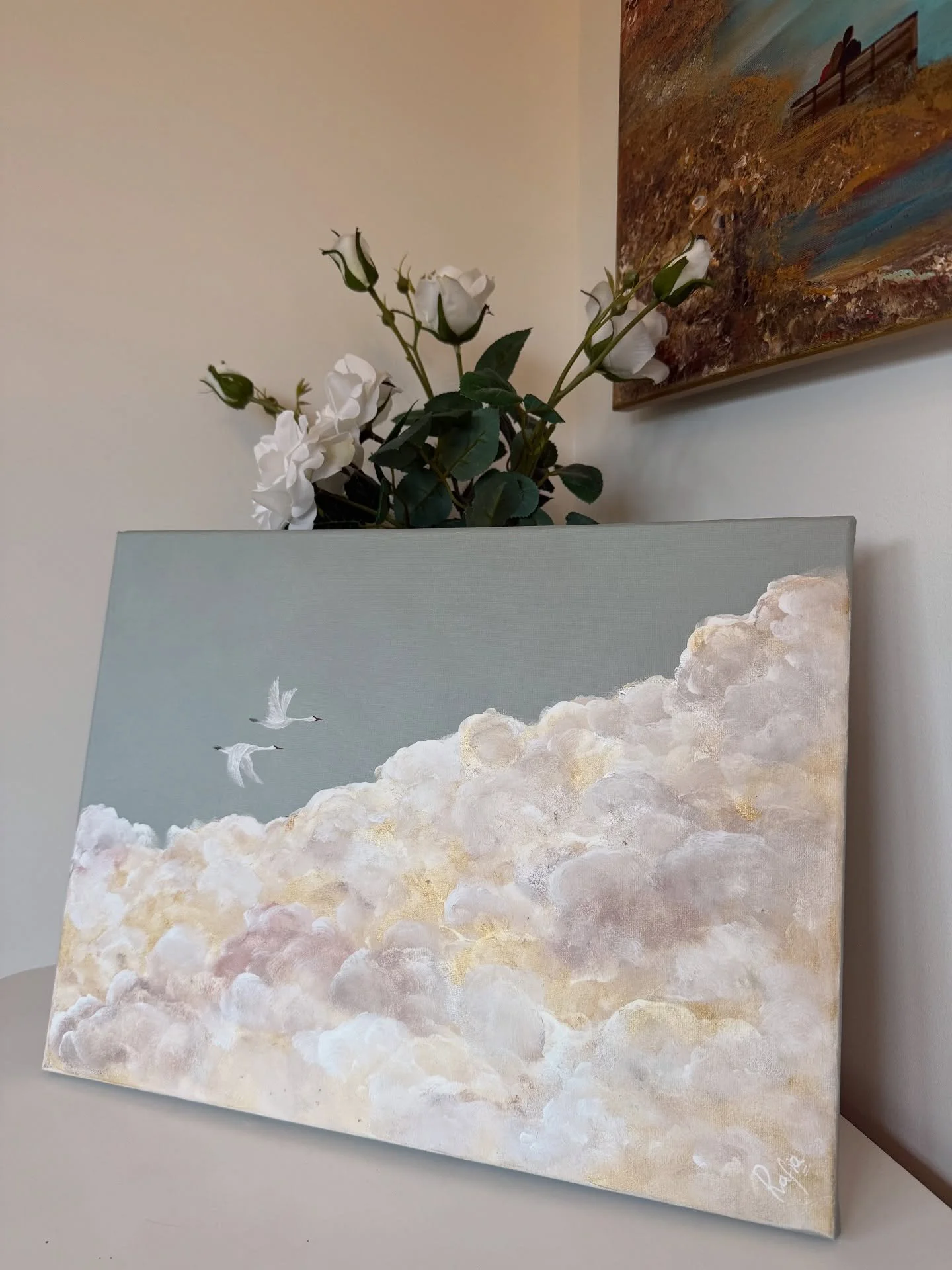 Acrylgemälde mit halb abstraktem Himmel, zeigt weiße Schwäne über leuchtenden Wolken.