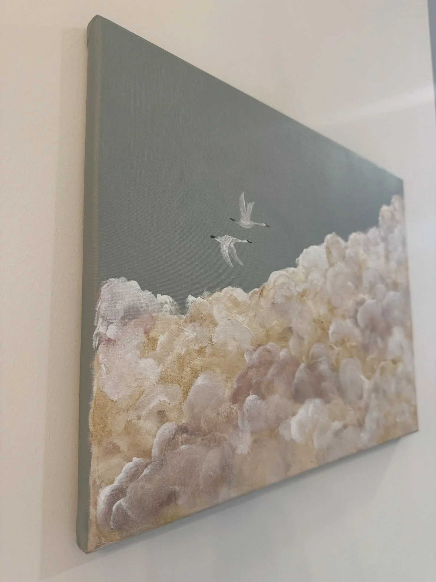 Vogelmotiv als Wandbild, Panorama-Wolkenbild mit sanften, goldfarbenen Akzenten