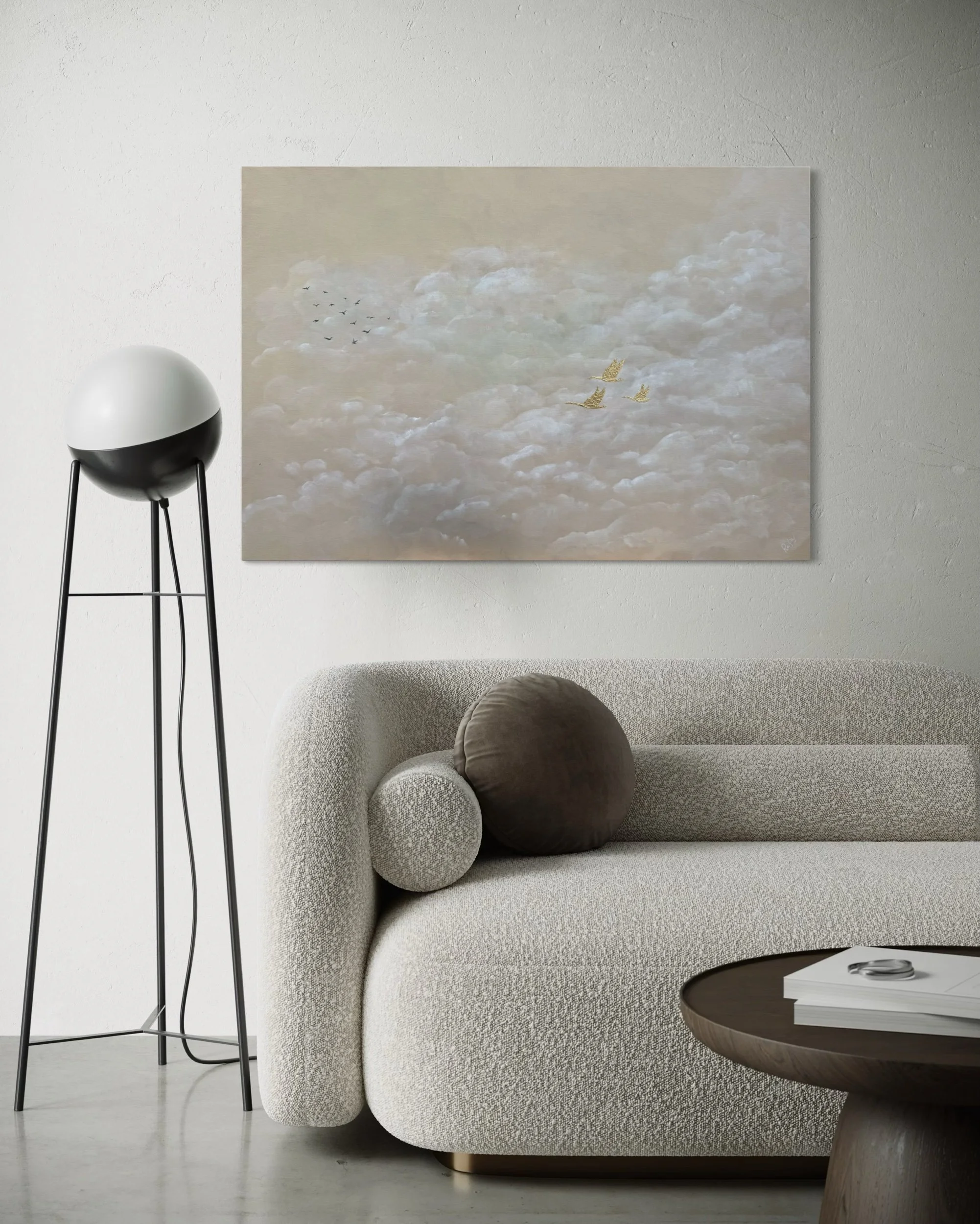 Kunstdruck „Vögel mit Flügeln“, Panorama-Wandbild in neutralen Farben, ausgestellt in einem modernen Wohnzimmer.