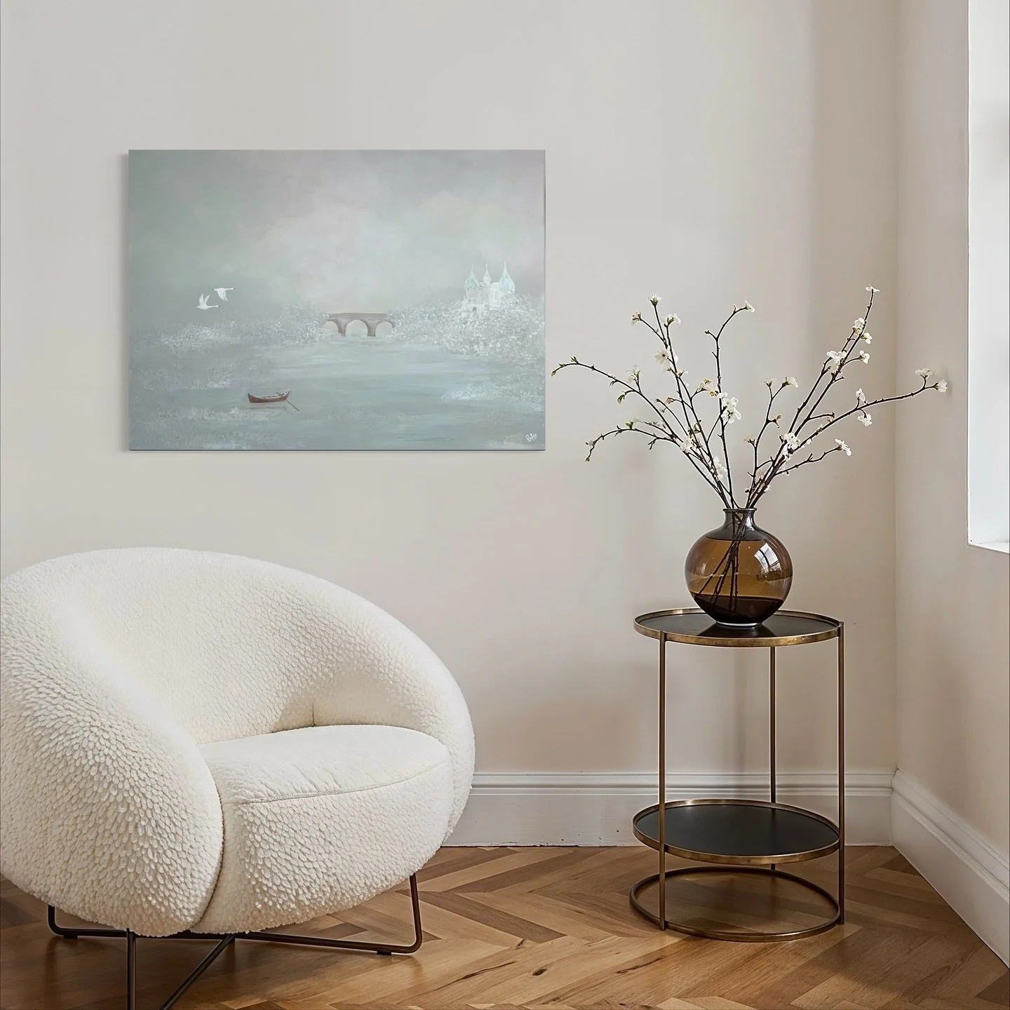 Kunstdruck mit Küstenmotiv, abstrakter Meereslandschaft und Boot, ausgestellt in einem modernen Wohnzimmer