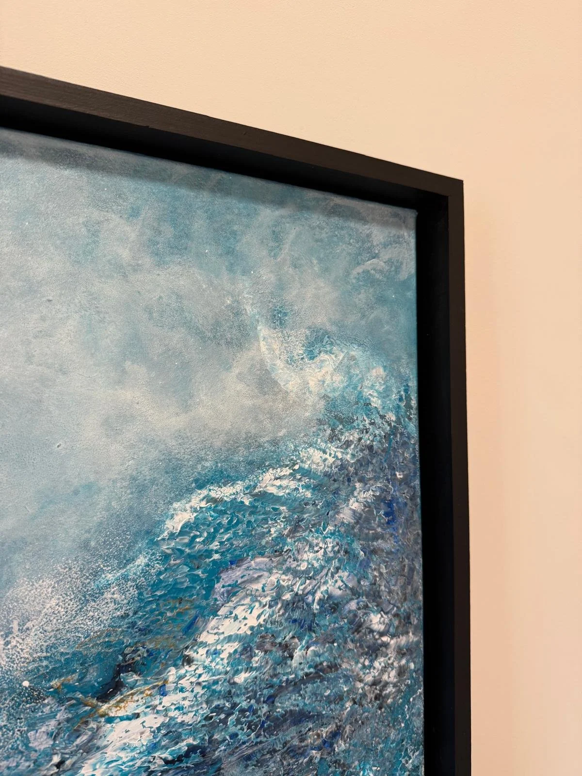 Gerahmtes Seestück mit strukturierten Wellen, Meereslebewesen und kräftigen Farben