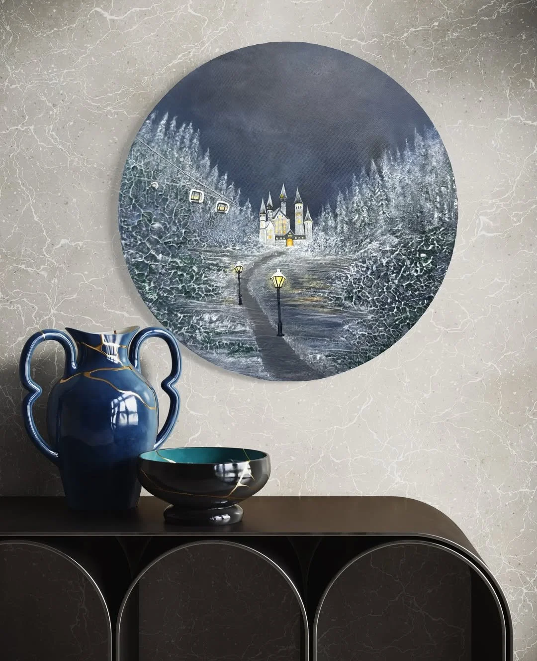 Ein Gemälde im winterlichen Glanz einer Burg hängt über einem eleganten Regal mit Vasen.