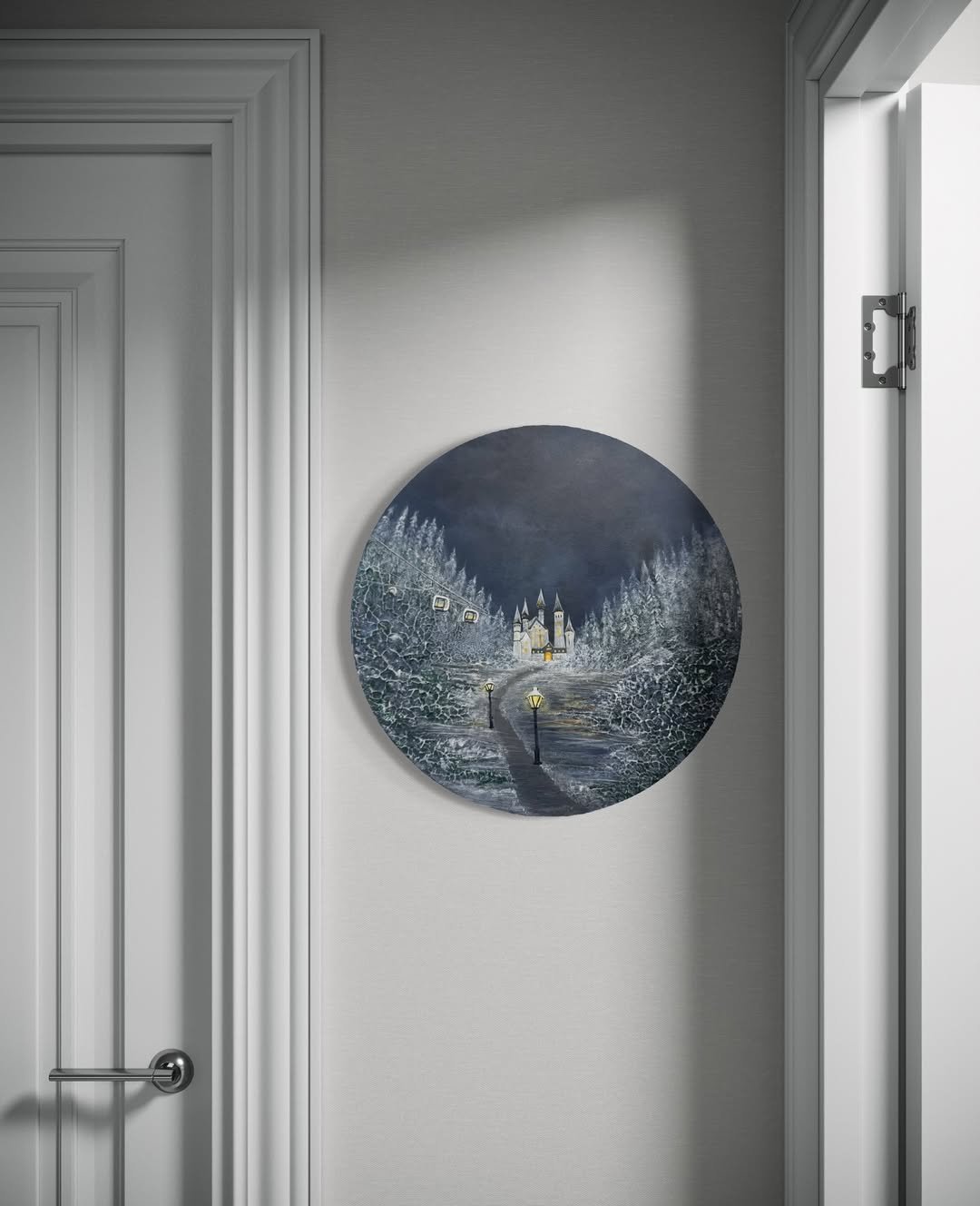 Rundes Winterlandschaftsbild hängt im Flur.