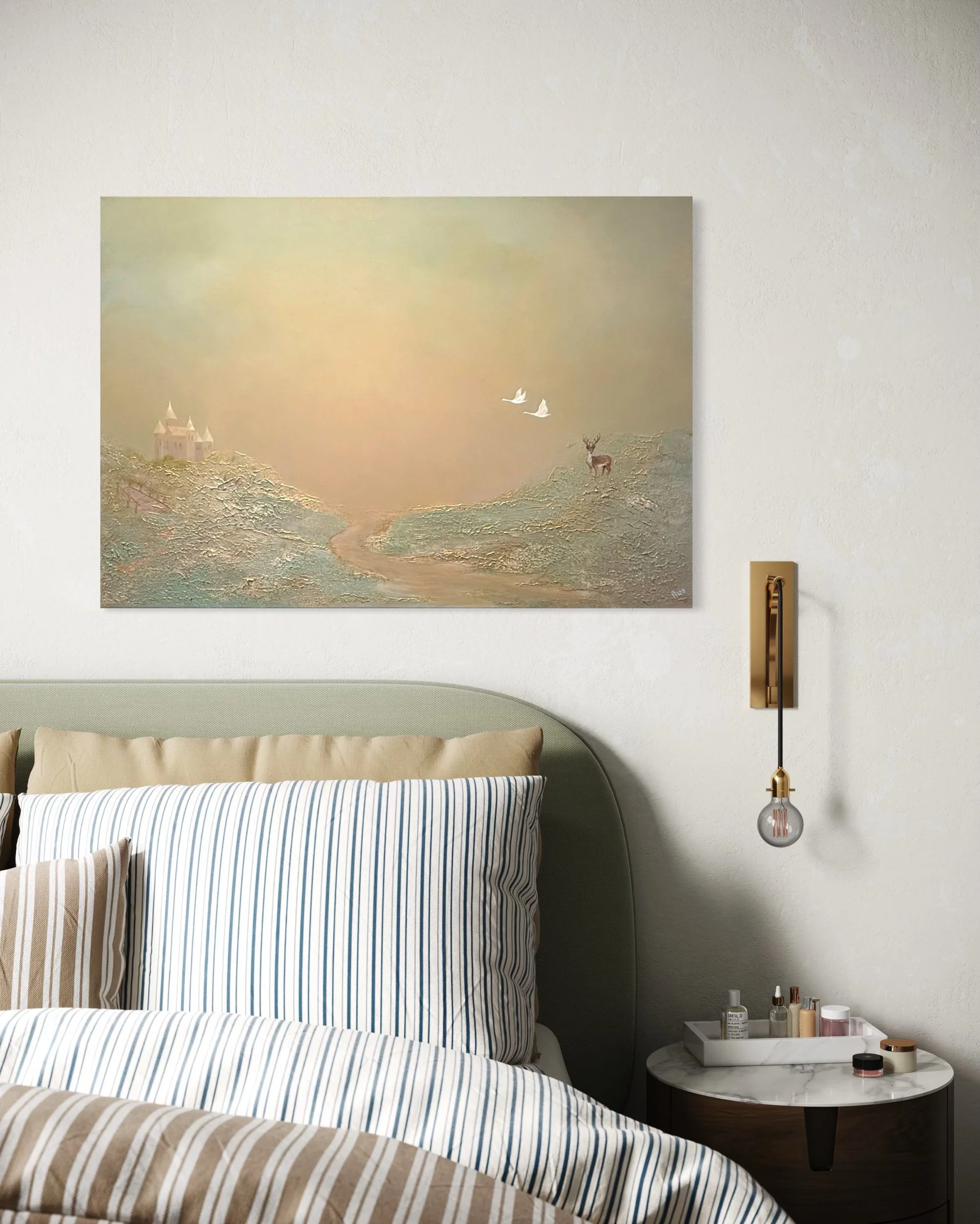 Kunstdruck „Goldene Landschaft“ über dem Bett mit abstrakter Naturwandkunst in Sonnenaufgangsfarben.