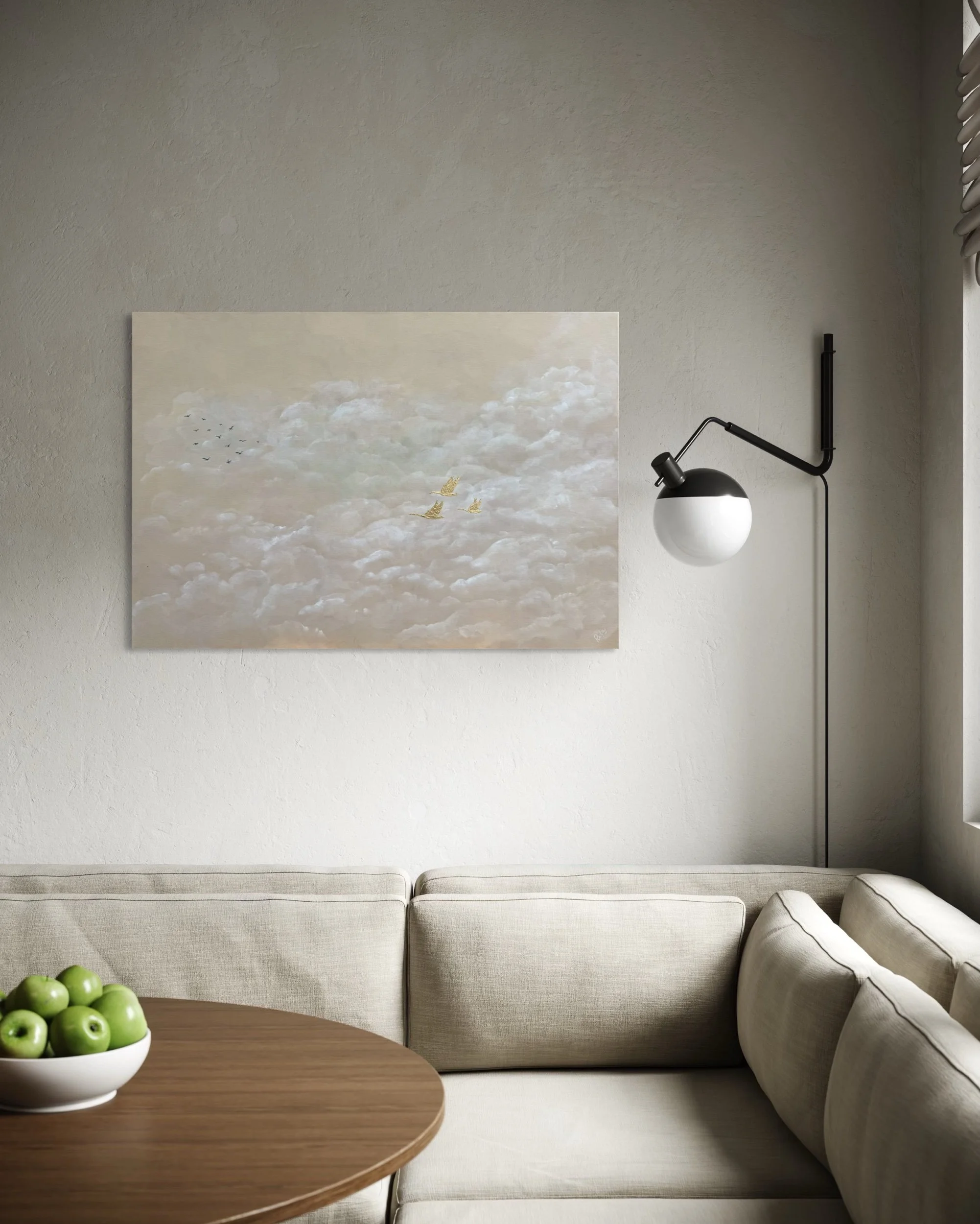 Kunstdruck „Vögel mit Flügeln“ mit goldenen Vögeln über einer weichen, abstrakten Wolkenlandschaft