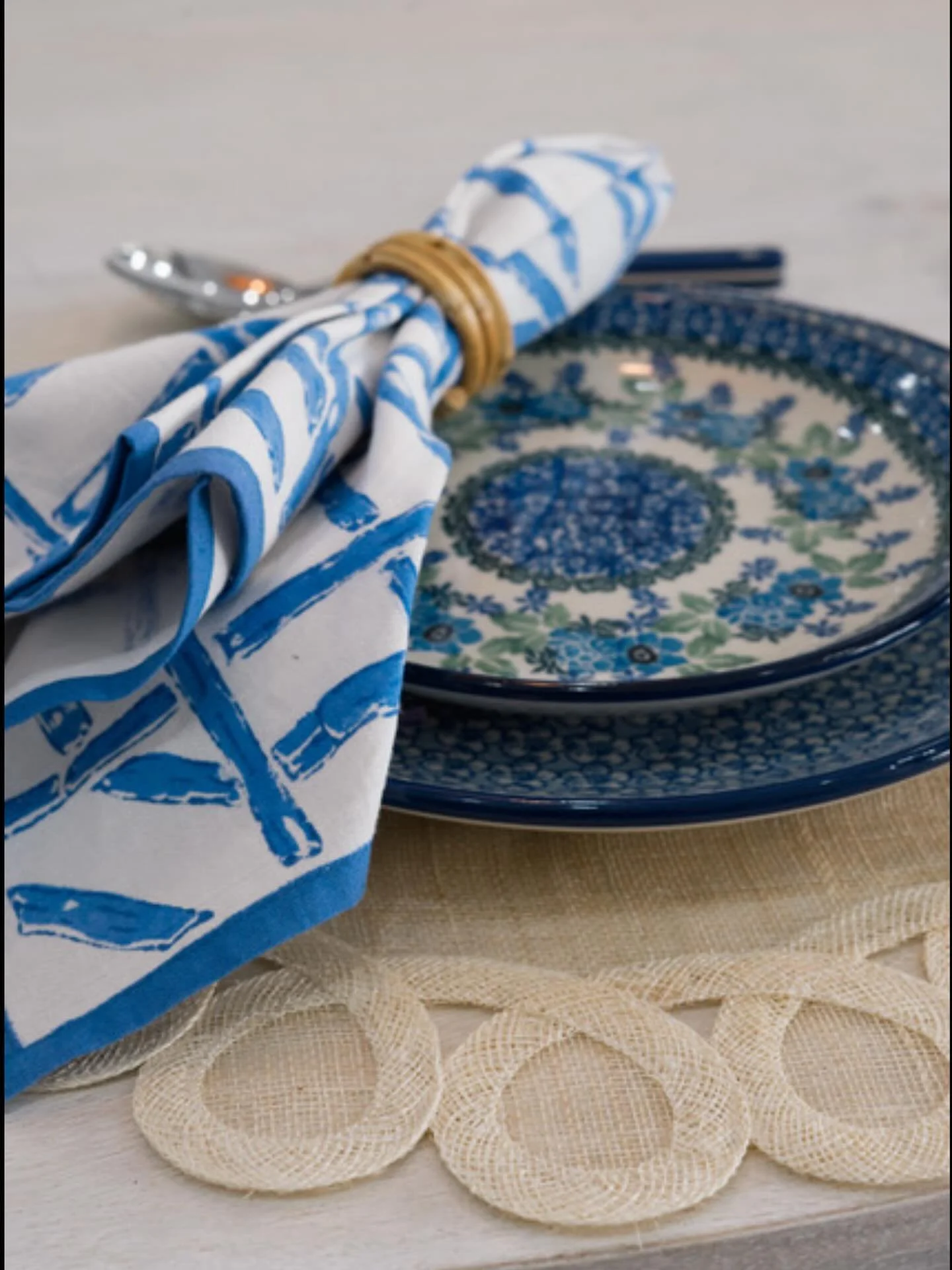Setting an inviting table isn&rsquo;t complicated&hellip;..we are here for you🍽️